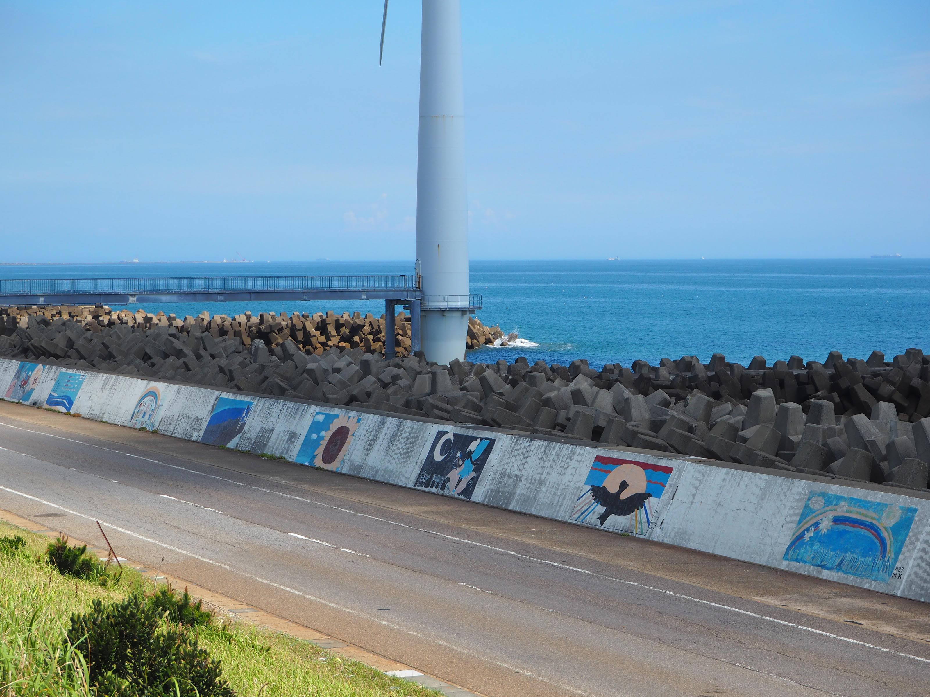 海沿いの道と堤防の様子