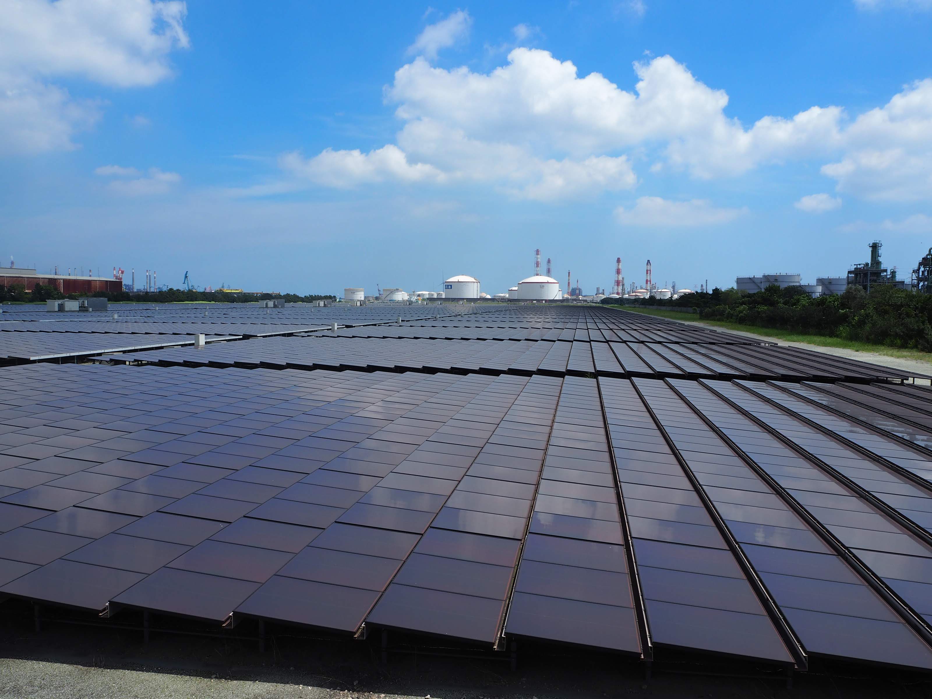 パネルが続く大規模設備