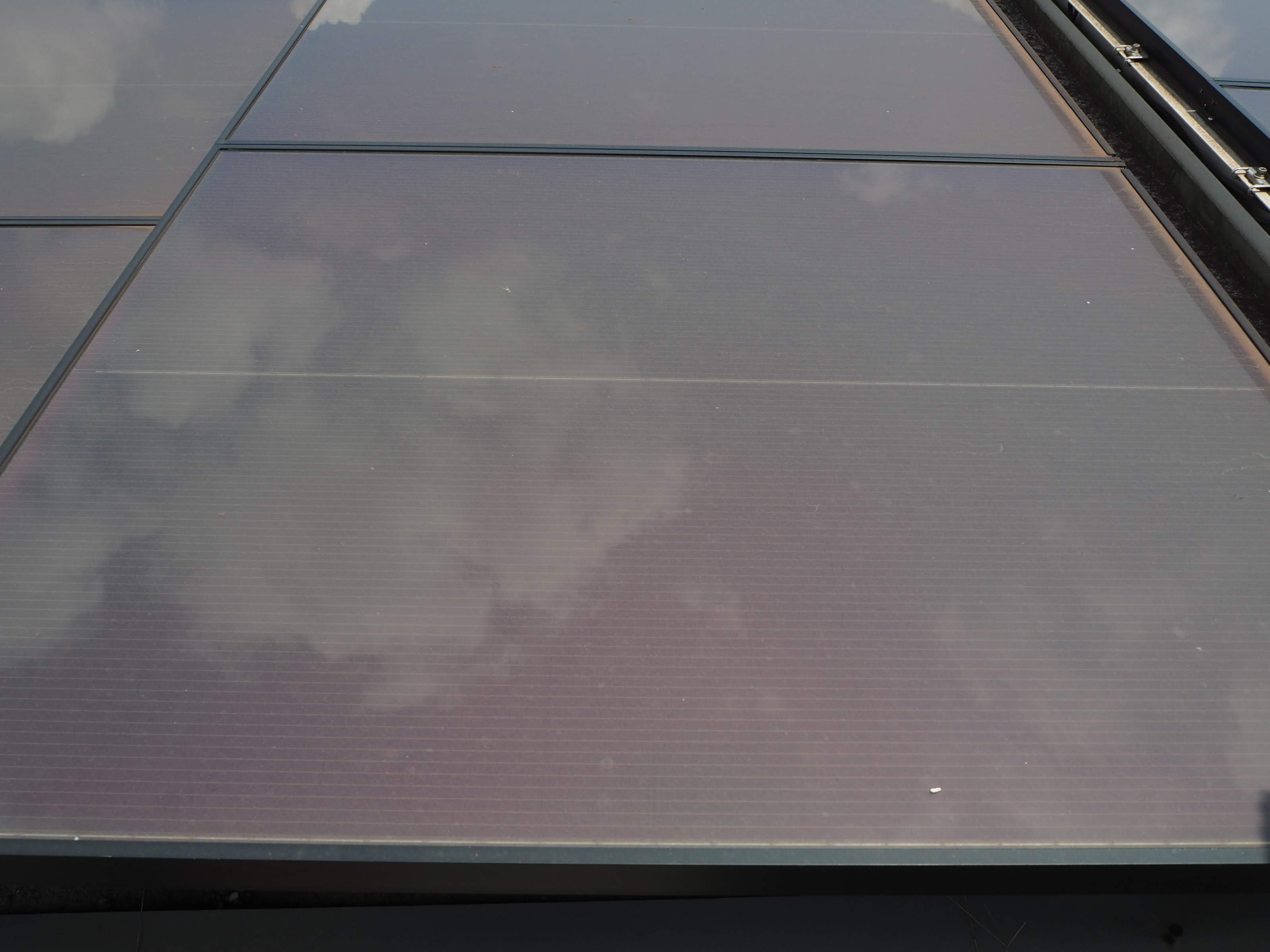 雲が映り込むパネル表面