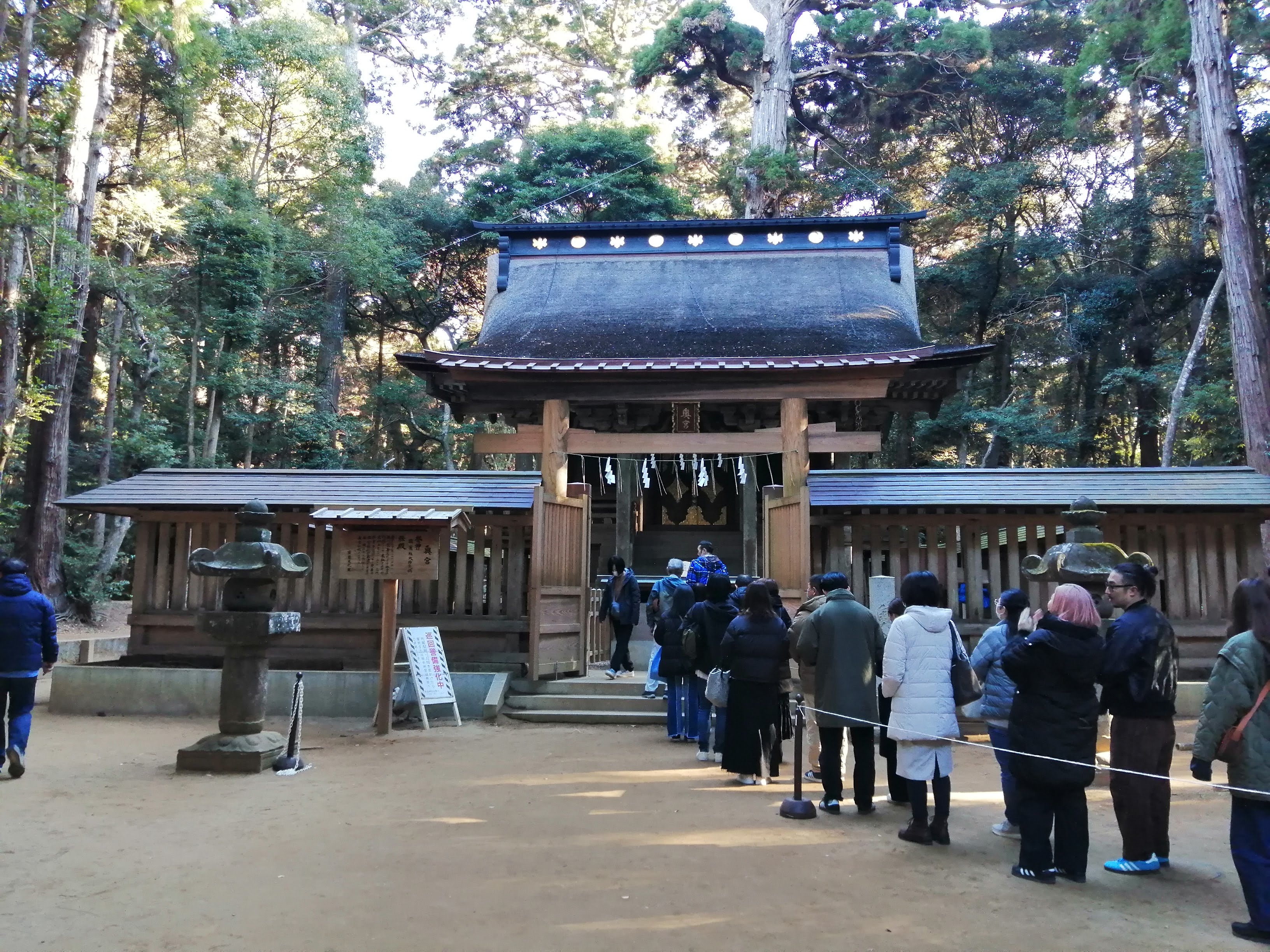 参拝客が行き交う鹿島神宮の境内