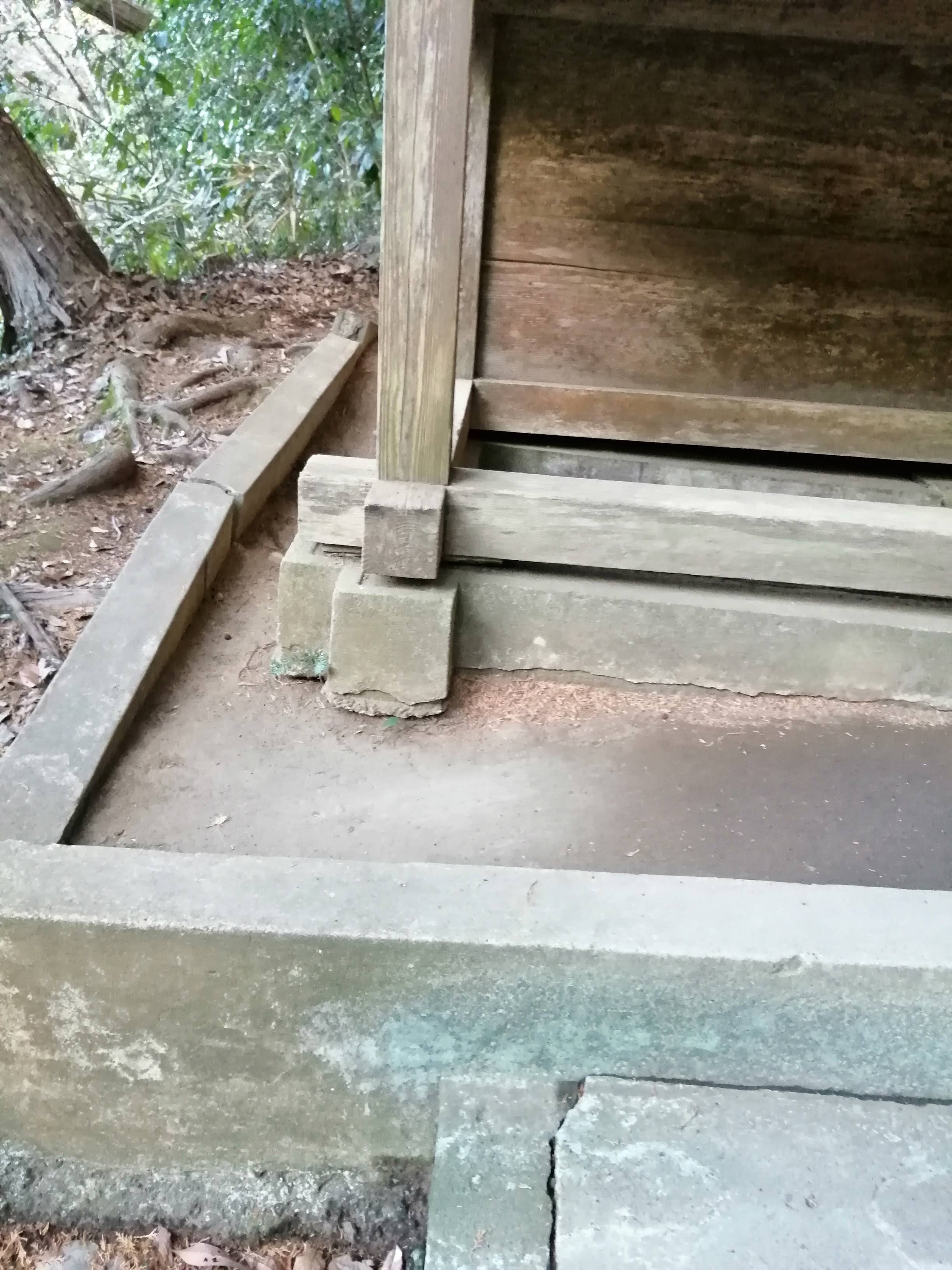 足元の段差が分かる境内の一角