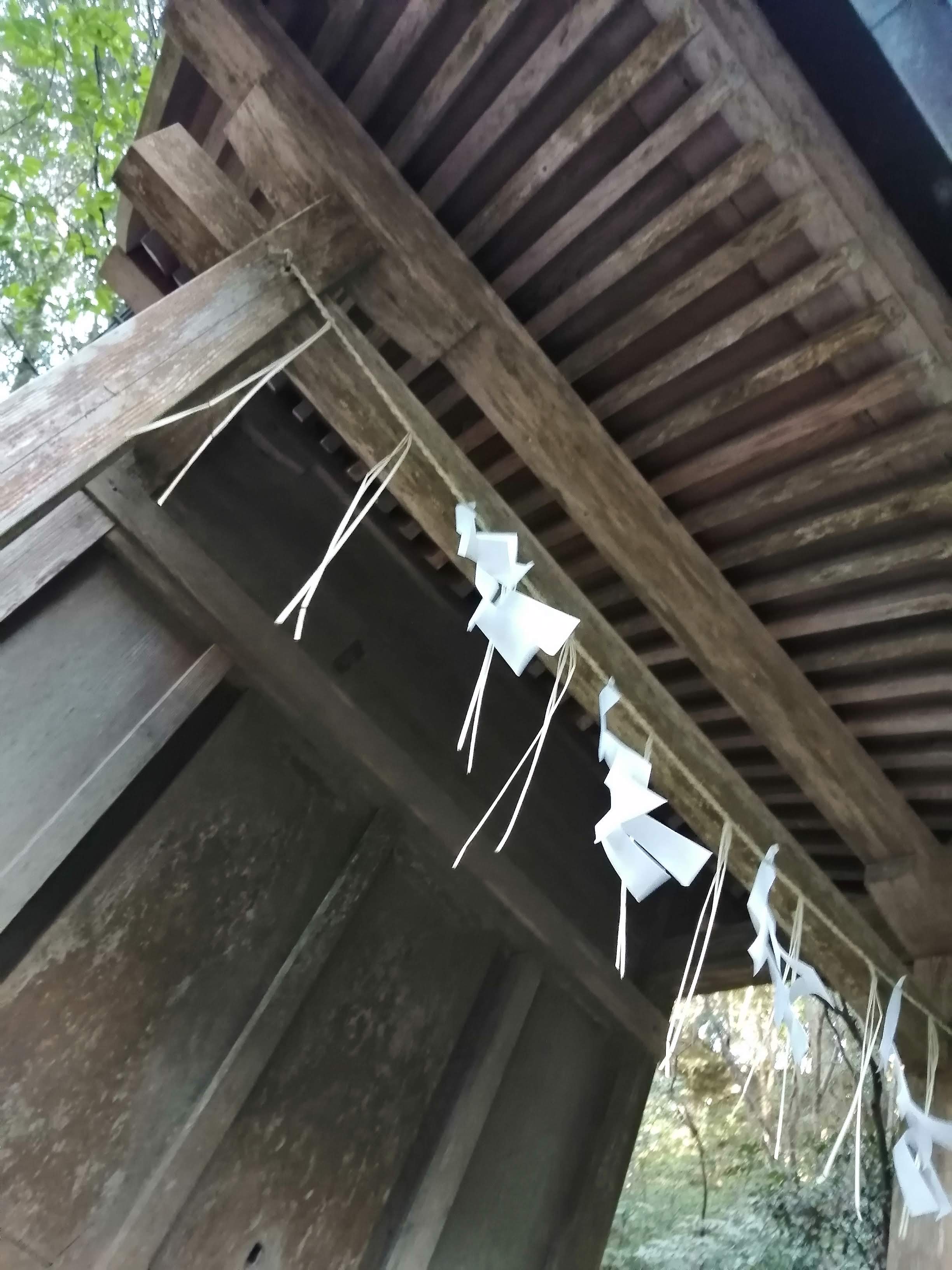 社殿の軒下に下がる紙垂