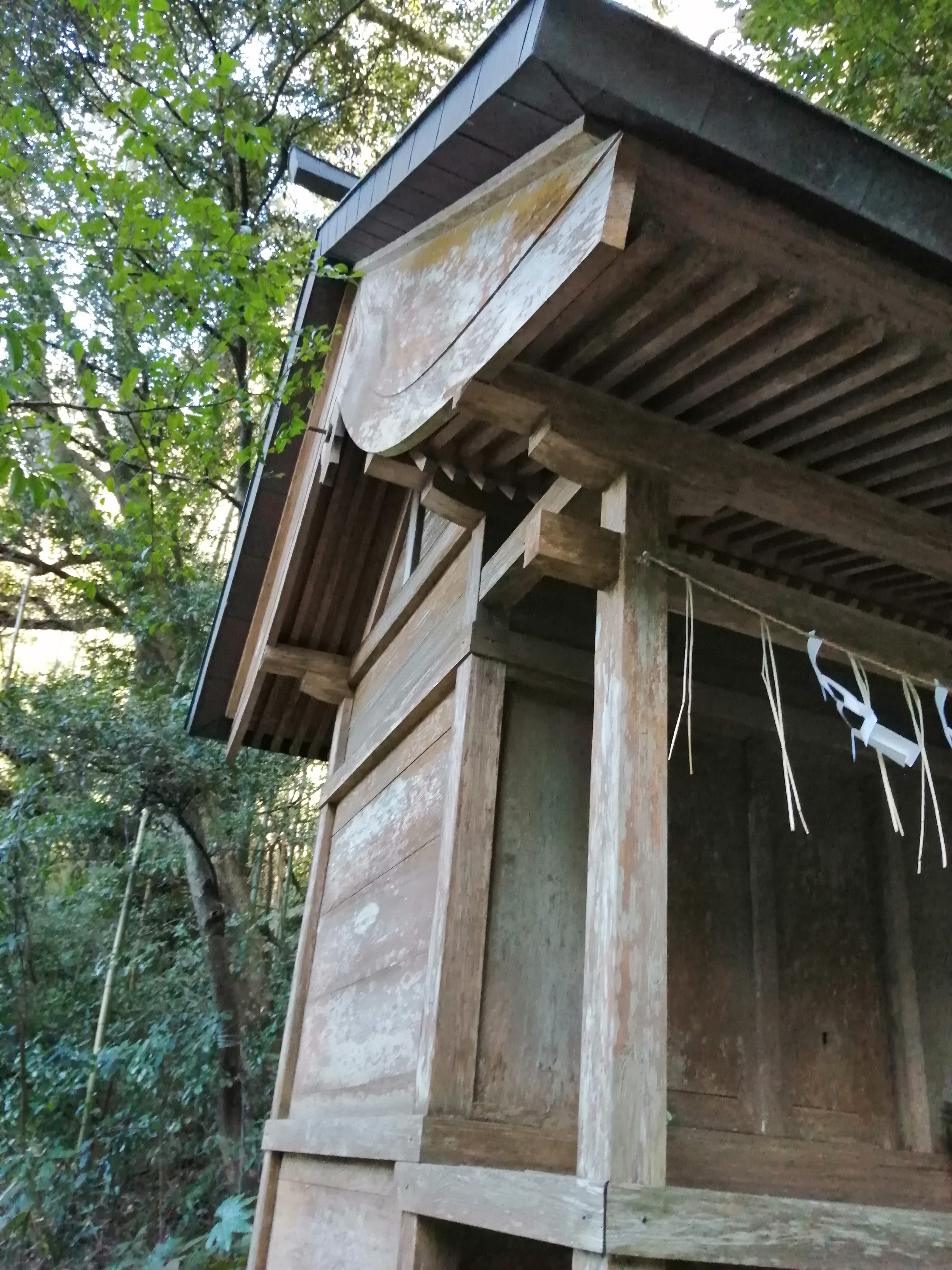 小さな社と注連縄のディテール