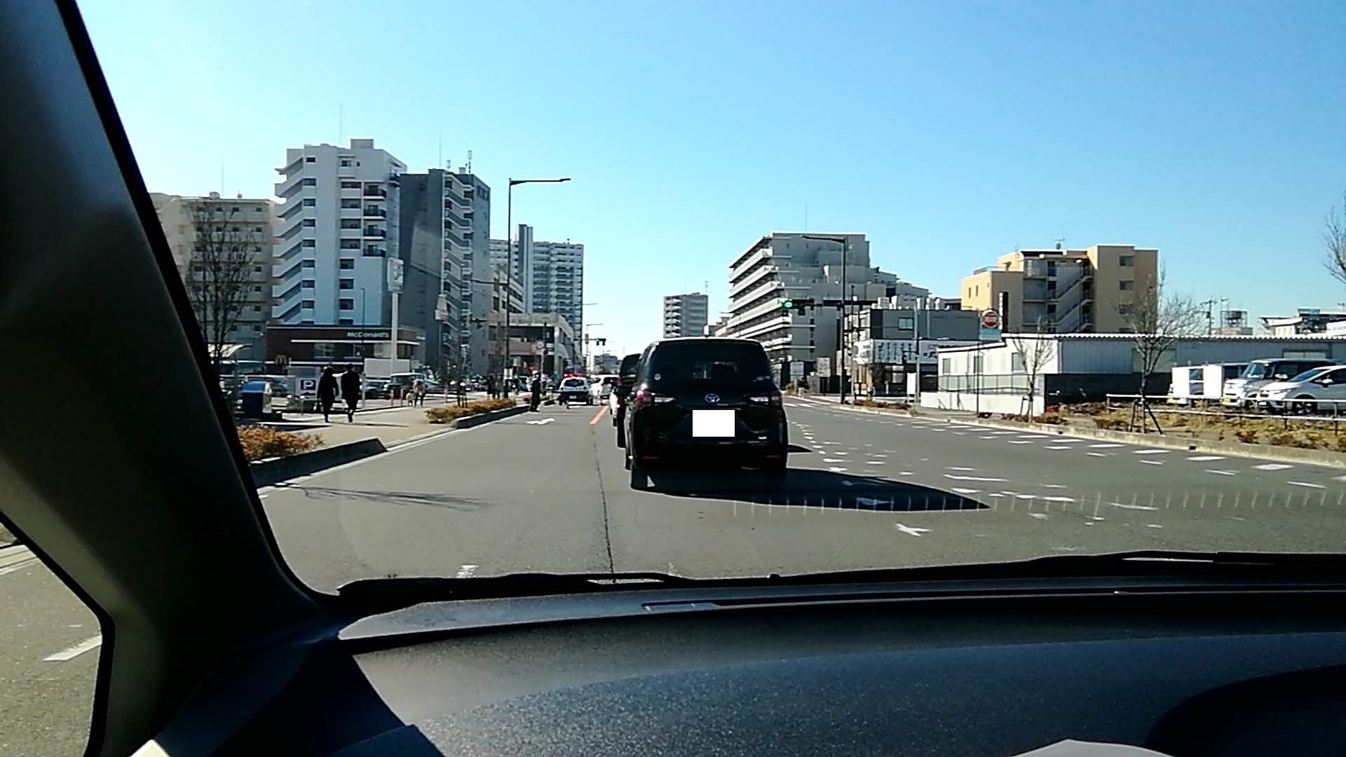 なぜか第一走行車線をパトカーが塞いでいる.jpg