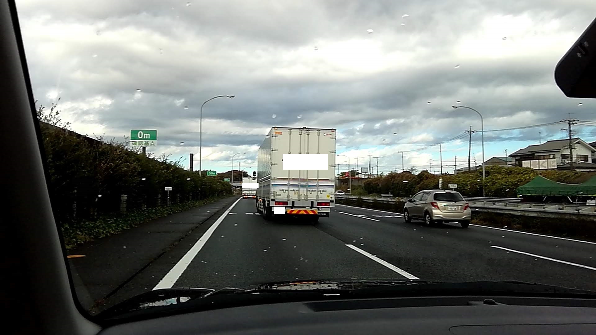 前方にトラックが車線変更して入ってきました。車間を開けないと前方の安全を確認し辛いです.jpg