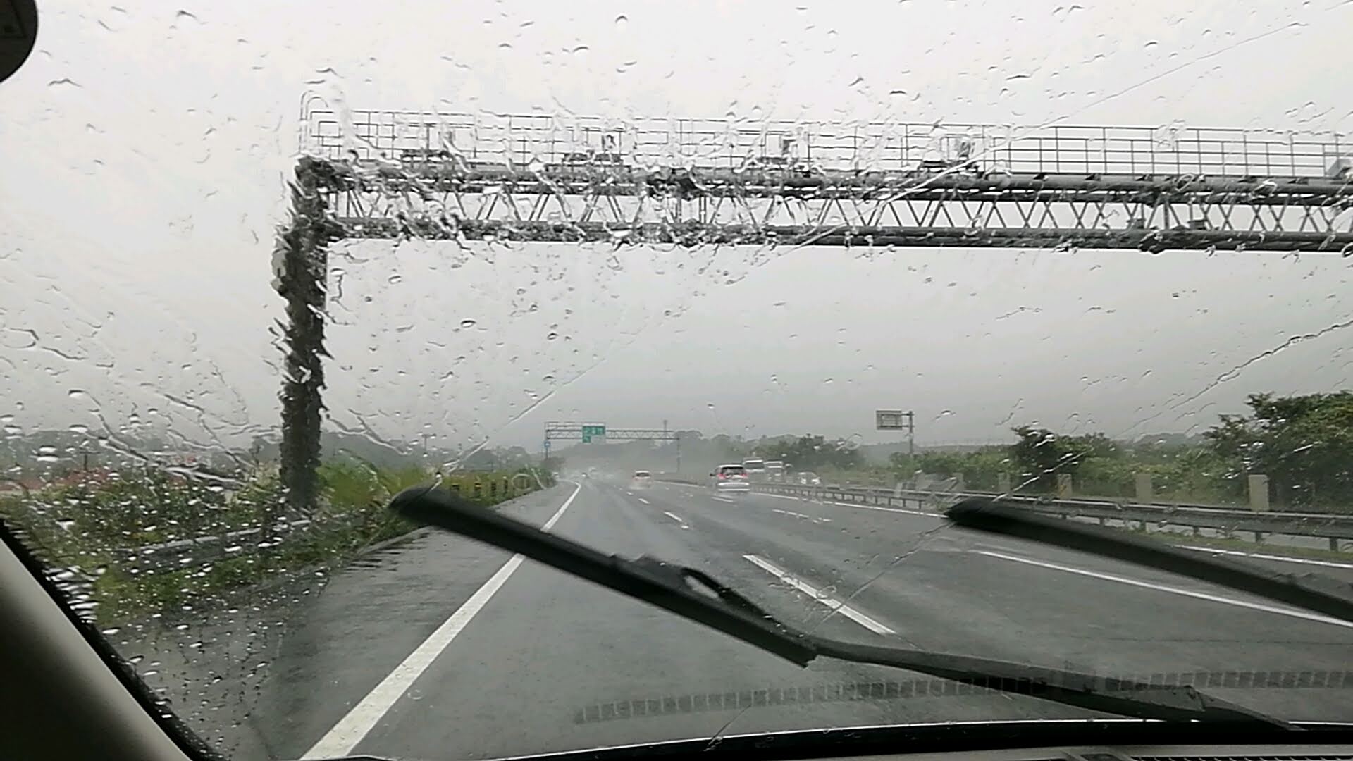 台風・雨・高速道路.jpg