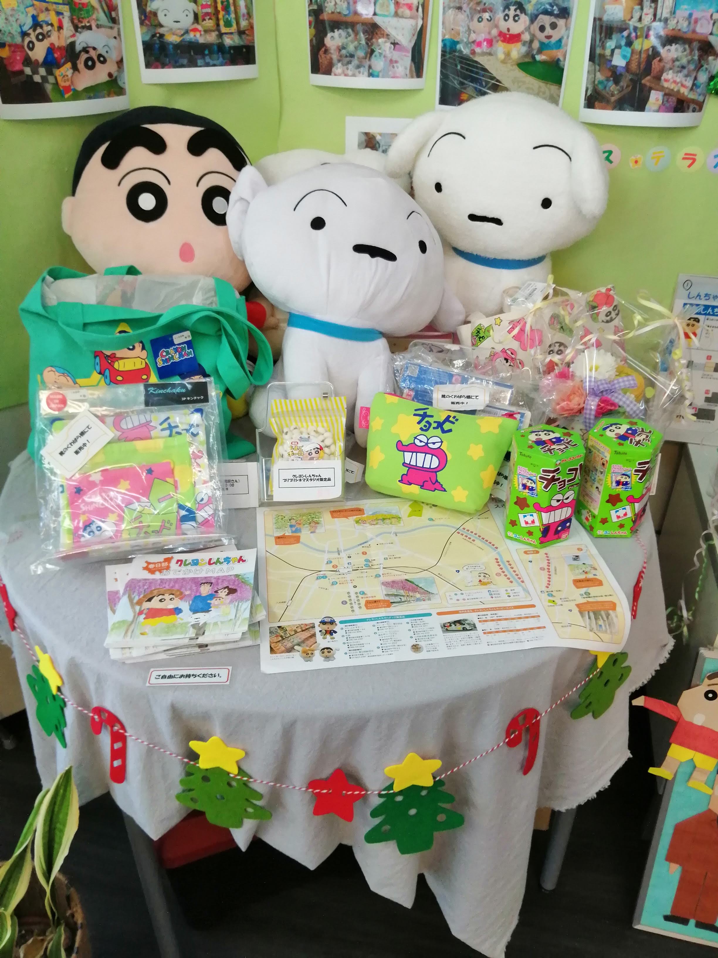 クレヨンしんちゃんグッズがたくさん展示されています.jpg