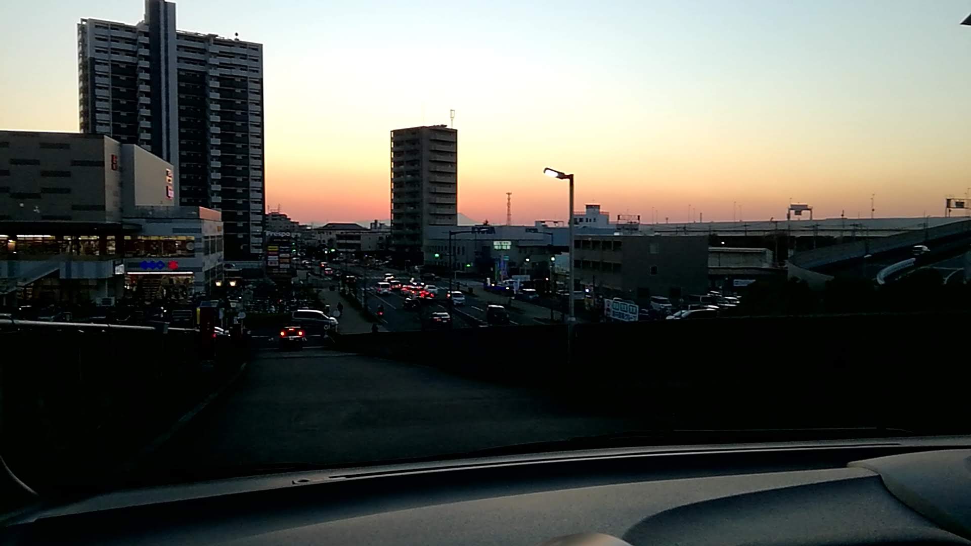 八潮駅前のフレスポ八潮からの夕焼け。ビルの影ですが富士山も見えてます♪.jpg