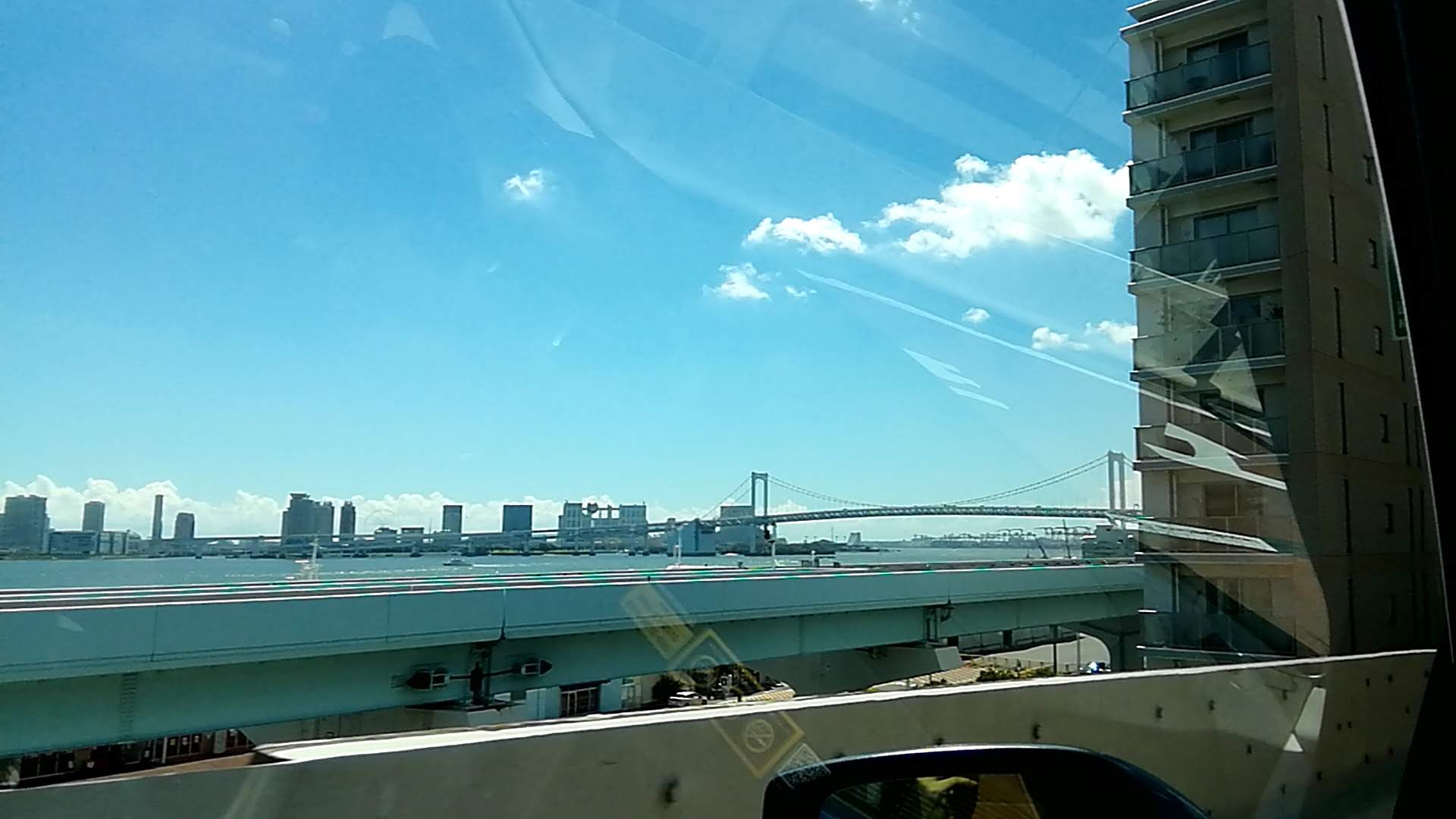 都心は青空　レインボーブリッジへ.jpg