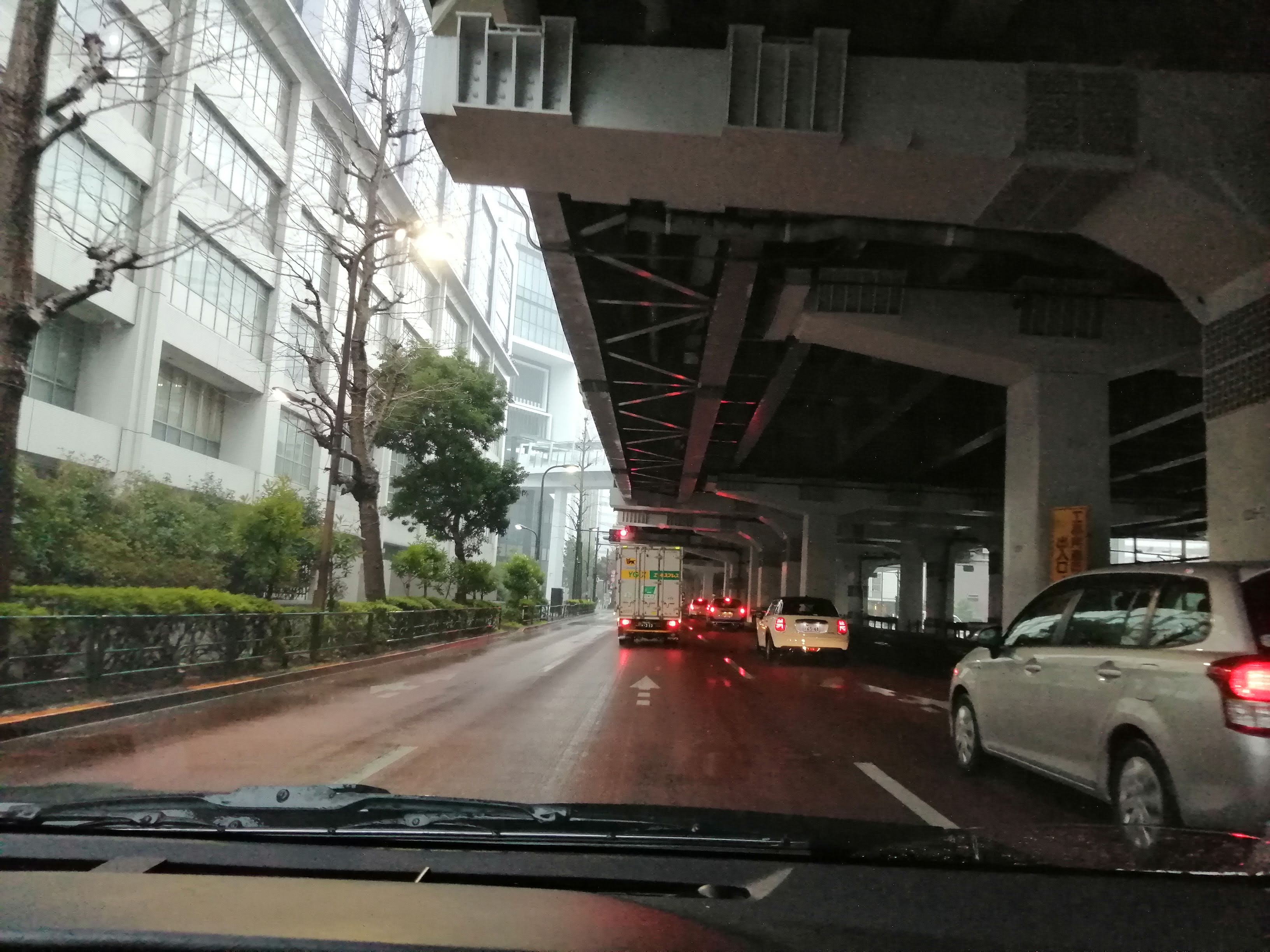 高架の下を走行すると雨をしのげます.jpg