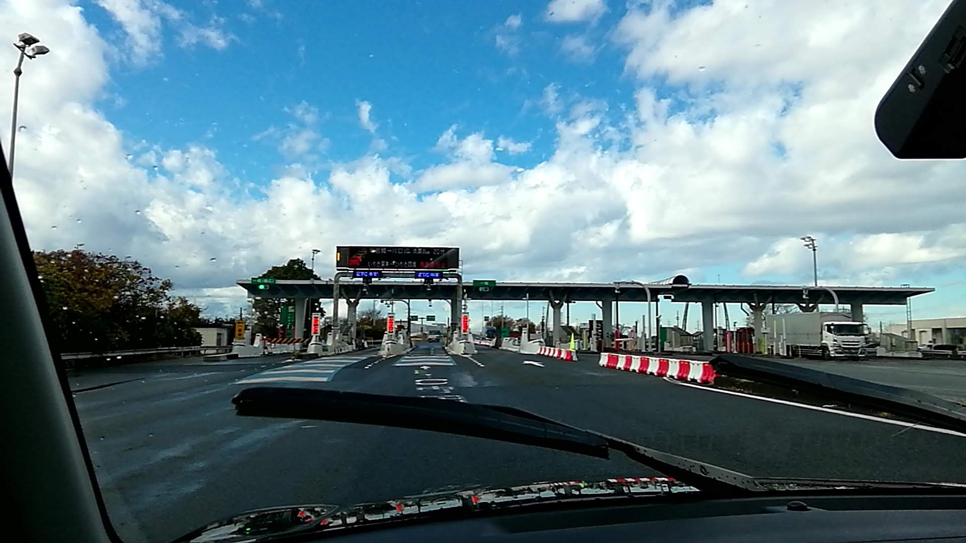 ETCレーンを進みます。真新しいETCカードでもゲートが閉じてしまう不具合が一部出てるそうですね.jpg