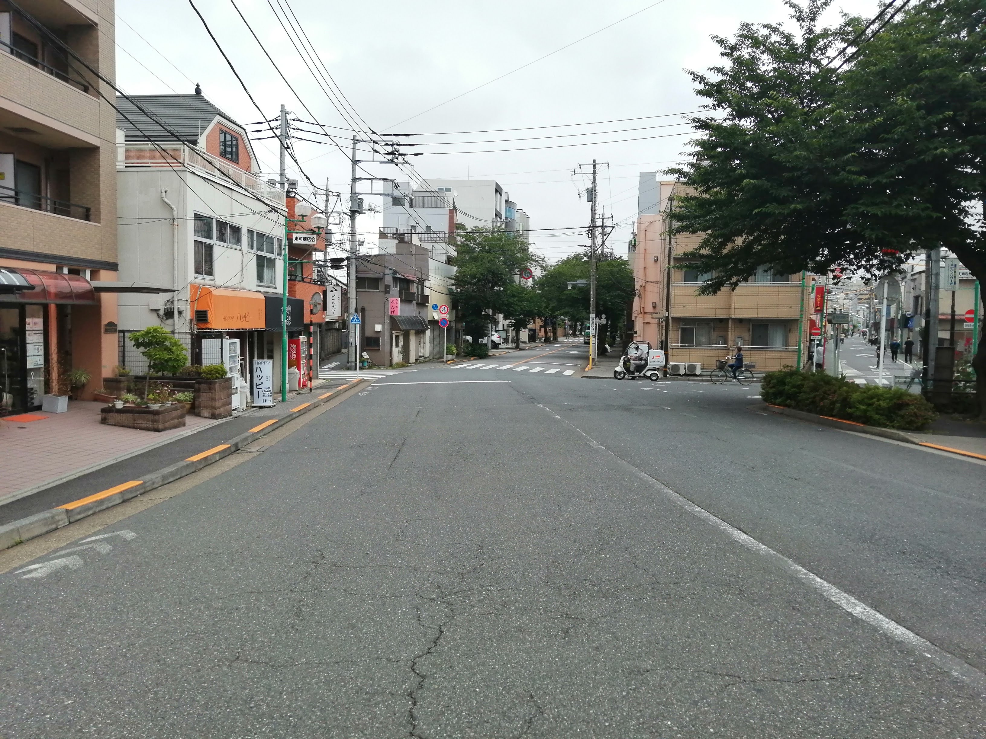 開かずの踏切を超えて油断すると横断歩道でつかまります.jpg