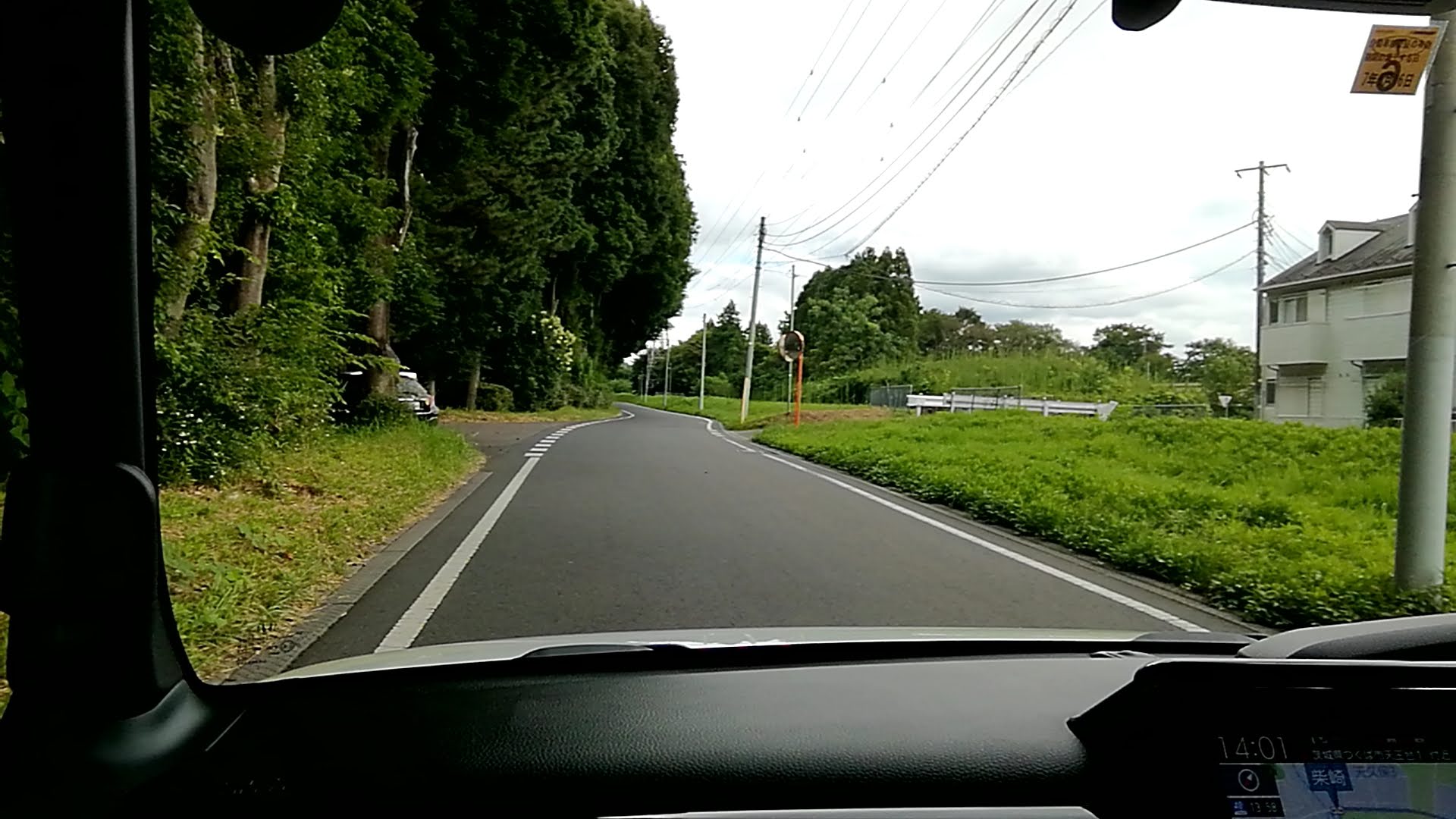 すれ違いの練習を兼ねて細い道路もスイスイ.jpg