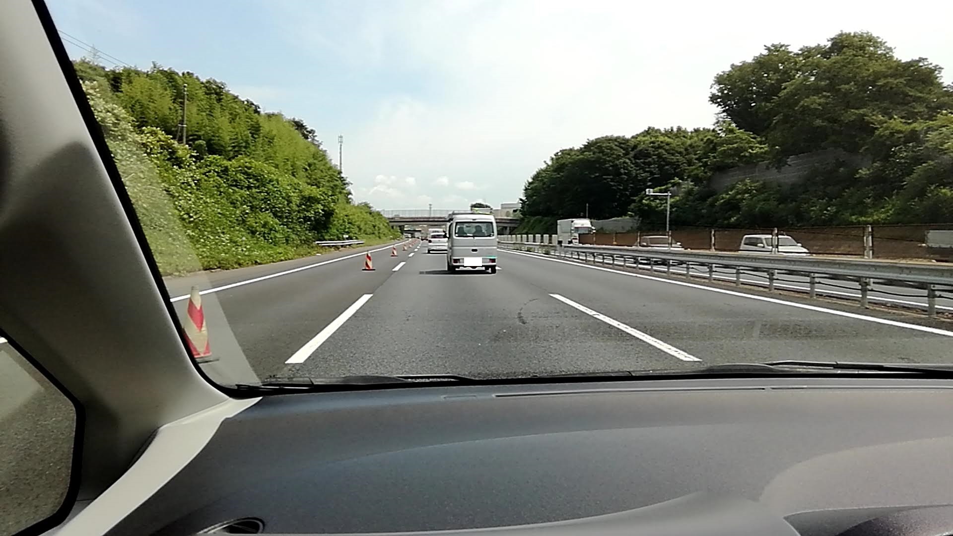 パーキングエリアから本線に出たいのに第一通行帯が通れない！いきなり第二通行帯に合流しなければならず・・・.jpg