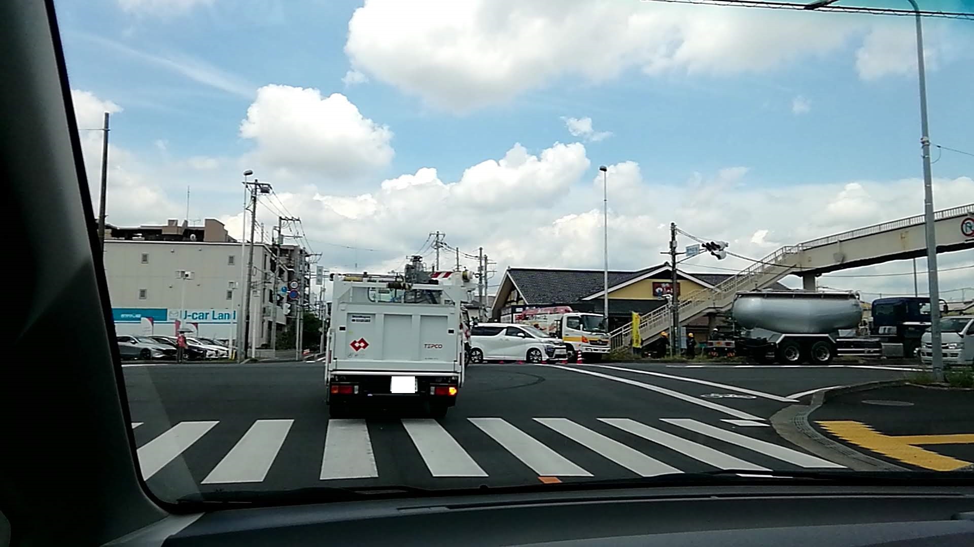 交差点内で工事のため渋滞中.jpg