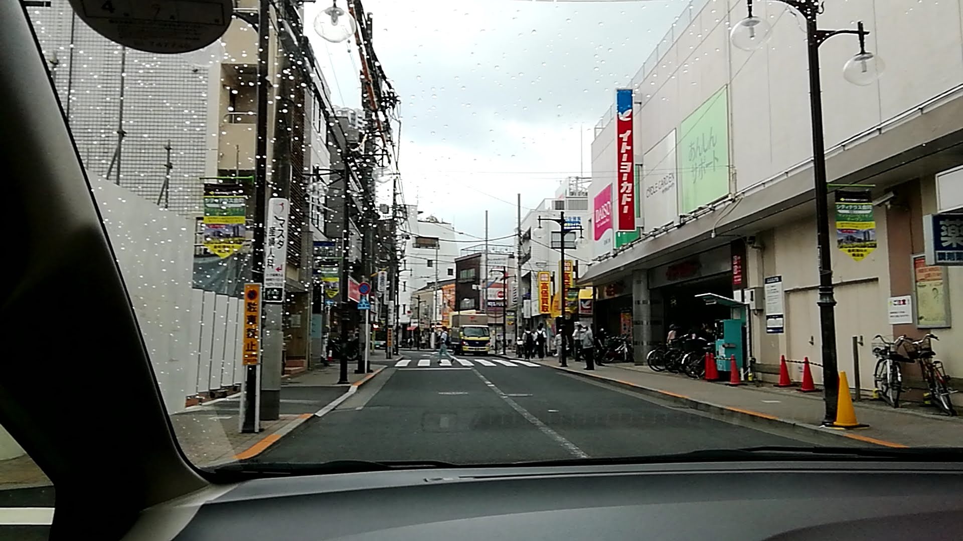 前方に横断歩道。歩行者横断中です。きづいてますか？！.jpg