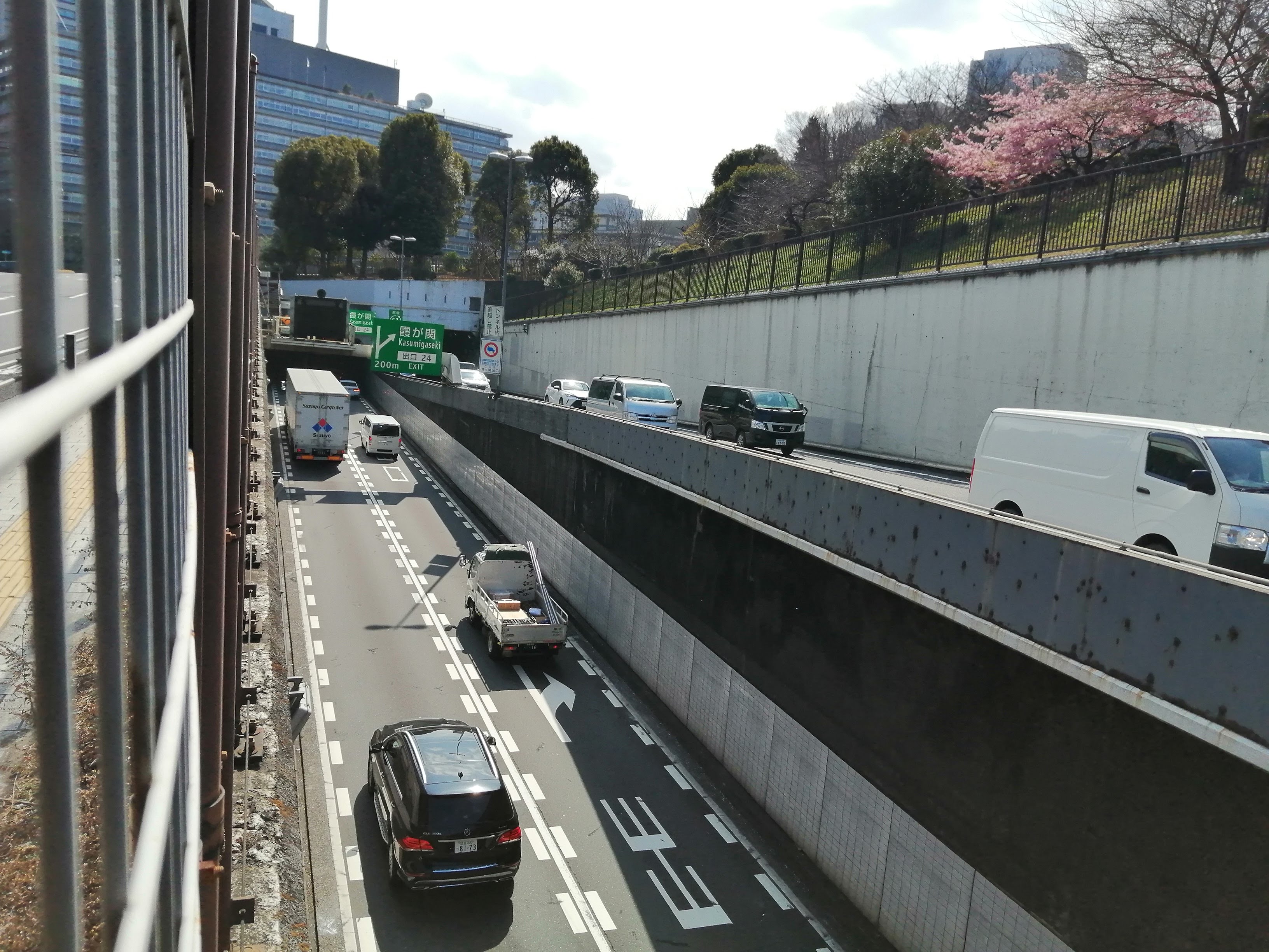 歩道から眺めた首都高速の様子.jpg