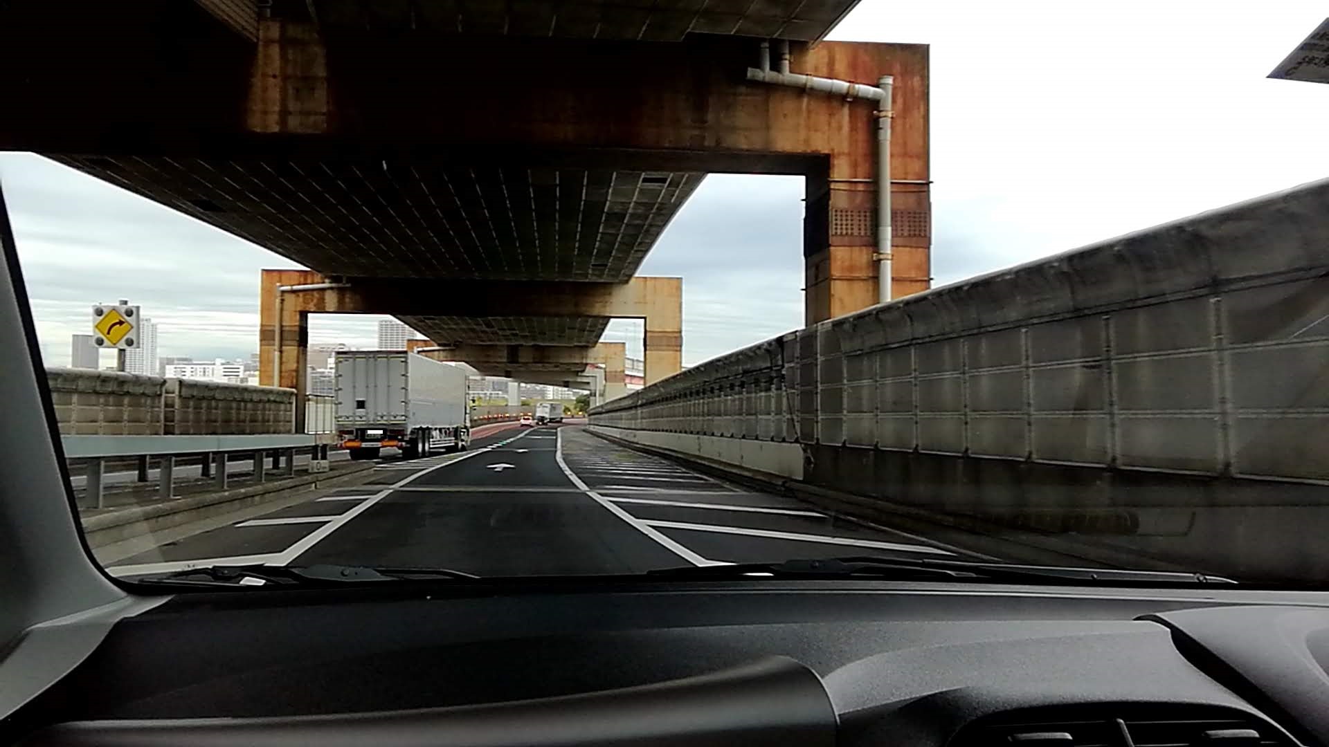 首都高には左側への合流箇所が何か所かあります右ハンドル車からは本線車両が見づらい.jpg