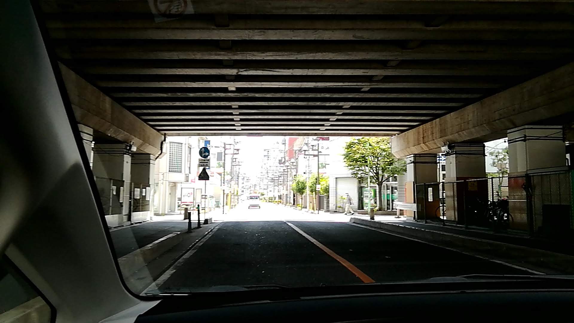 高架下にも横断歩道・横断者あり.jpg