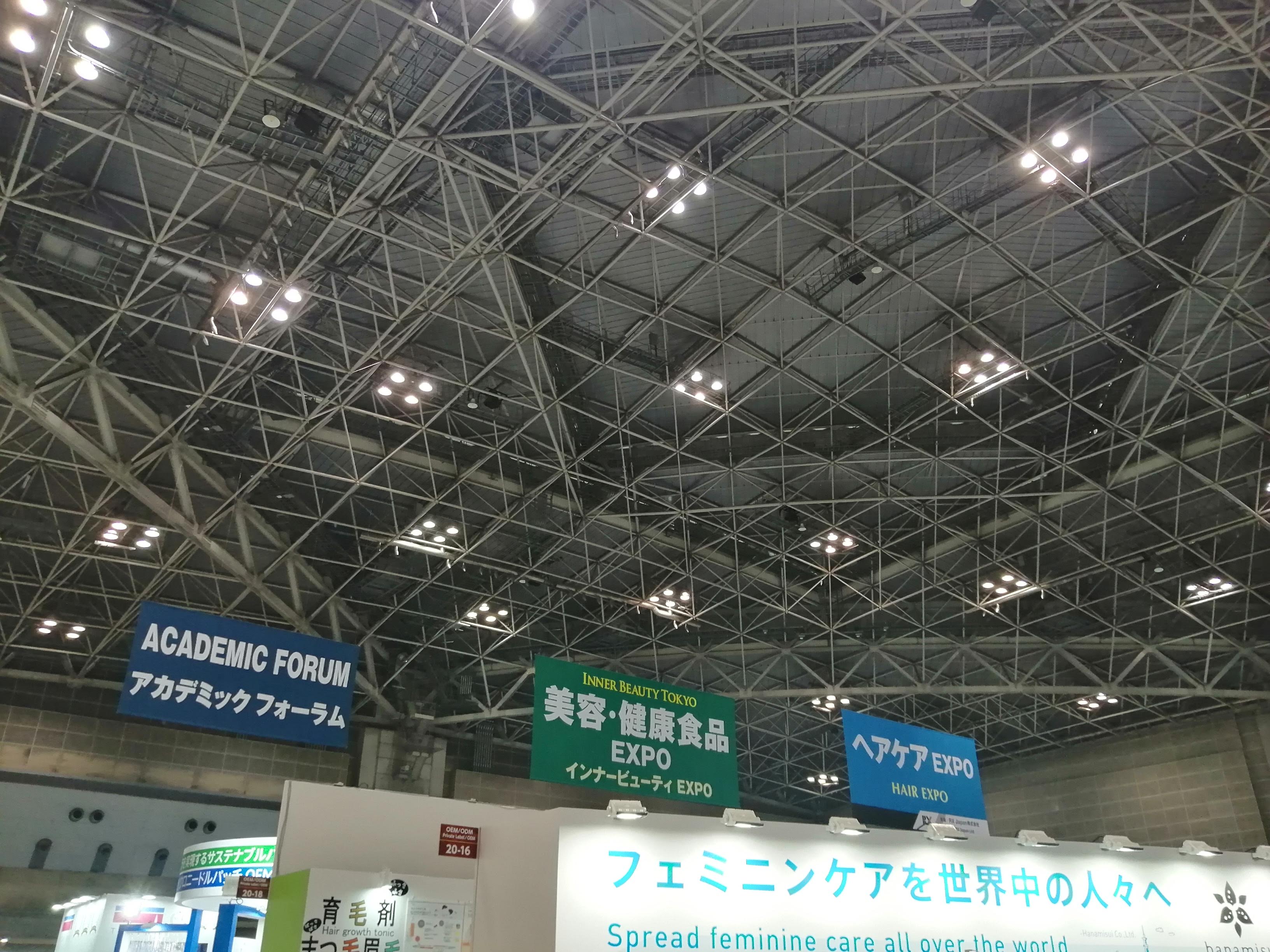 会場内の大規模展示ホールの天井