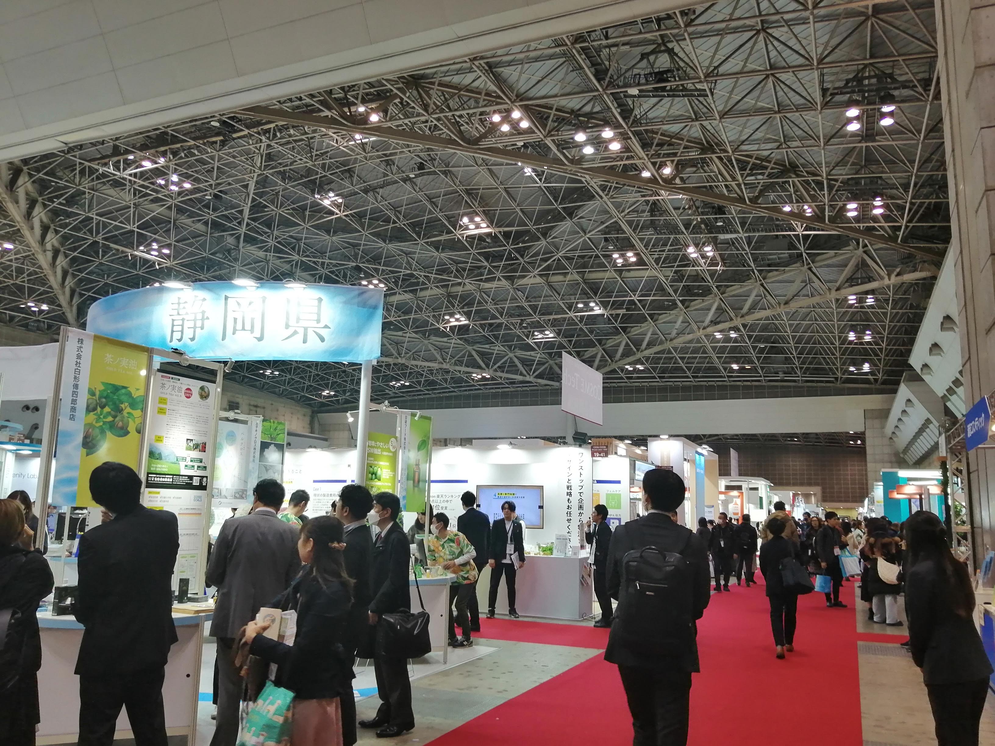 来場者が行き交うホール前