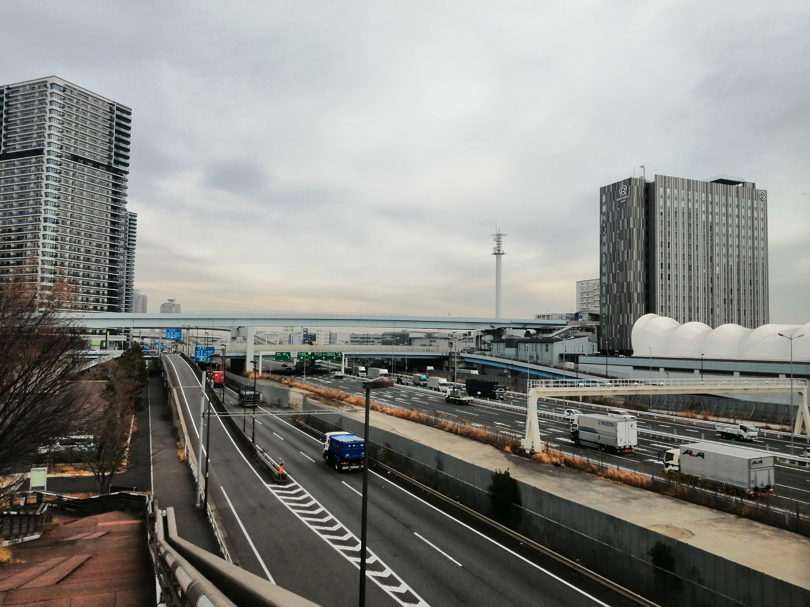 水辺に広がる都市景観