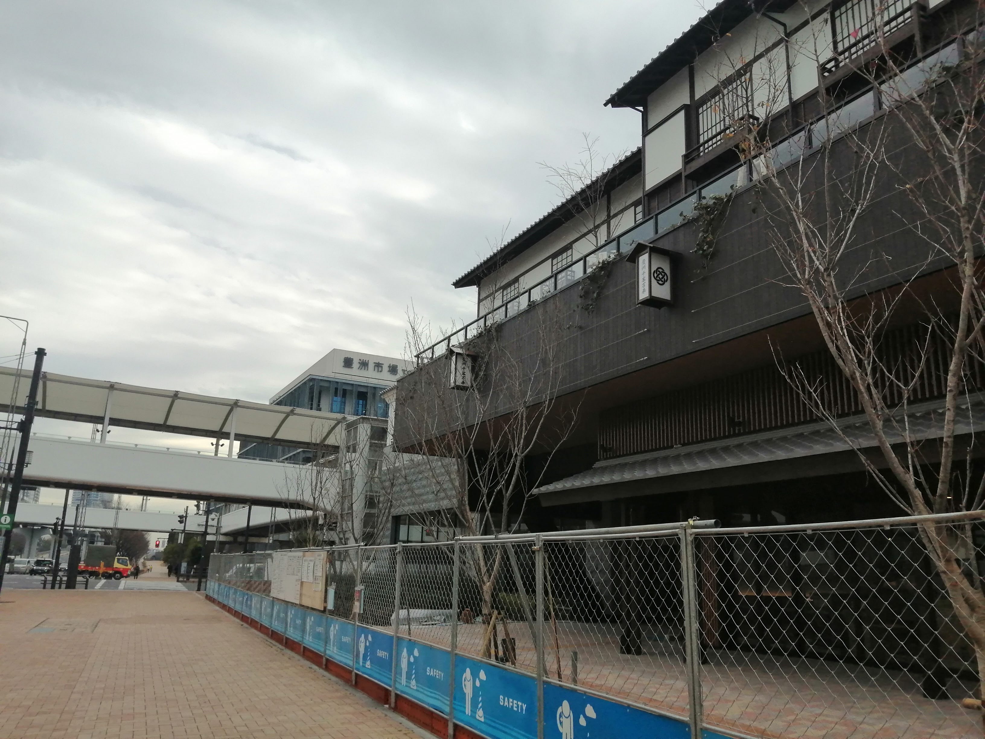 高架と倉庫が並ぶ湾岸景観