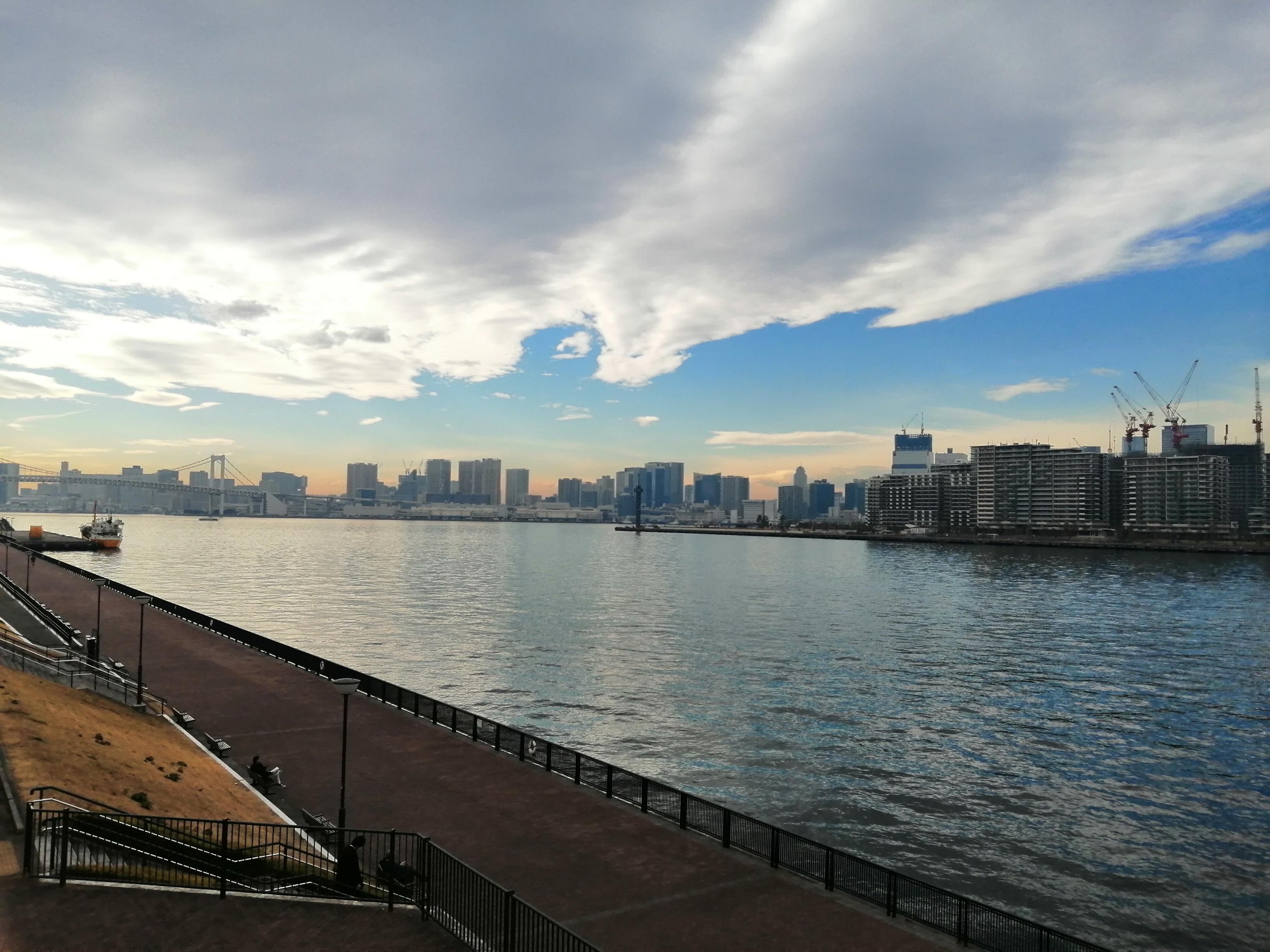 対岸に広がる高層ビル群