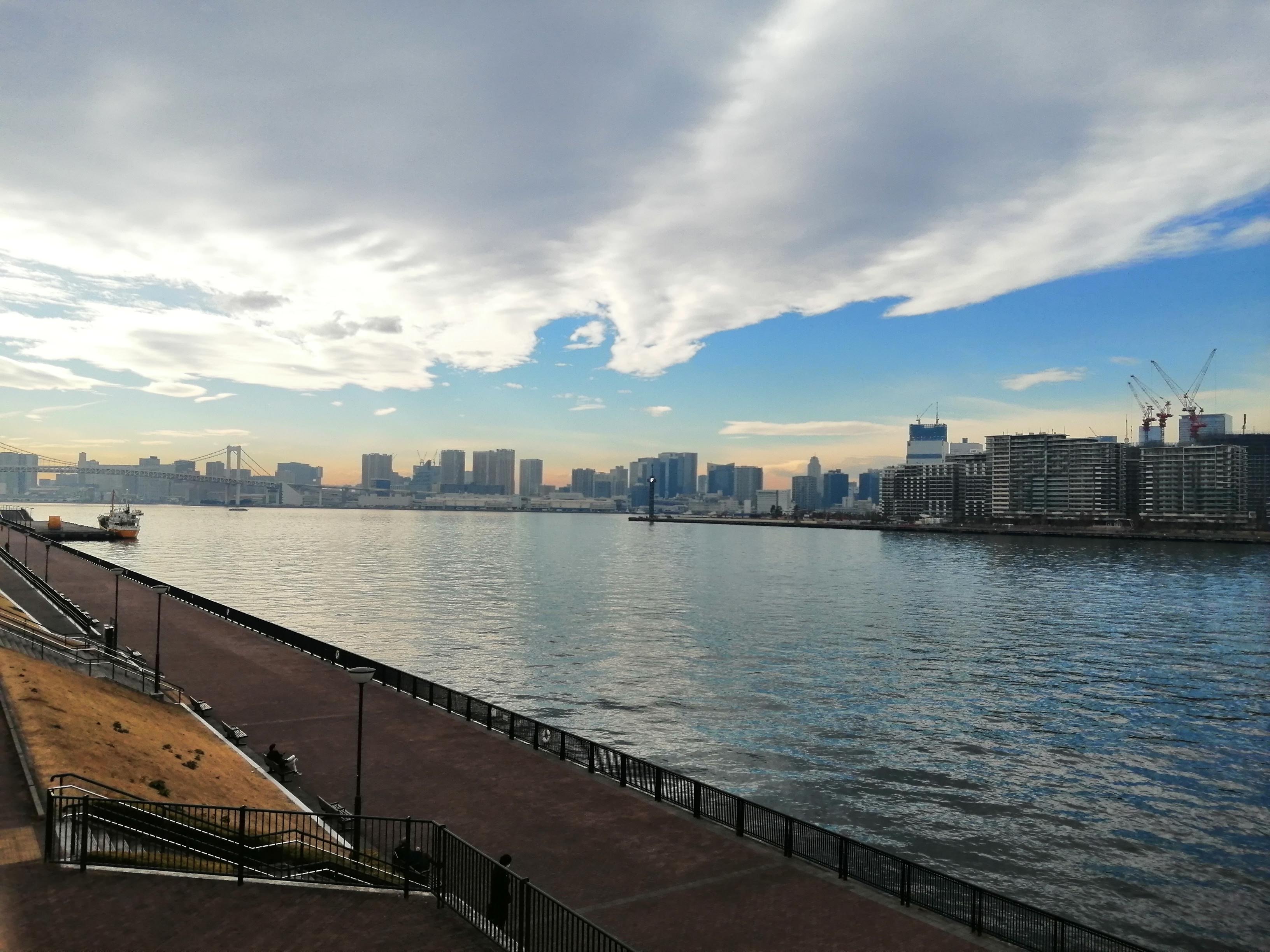 晴れ間に映える湾岸の景観