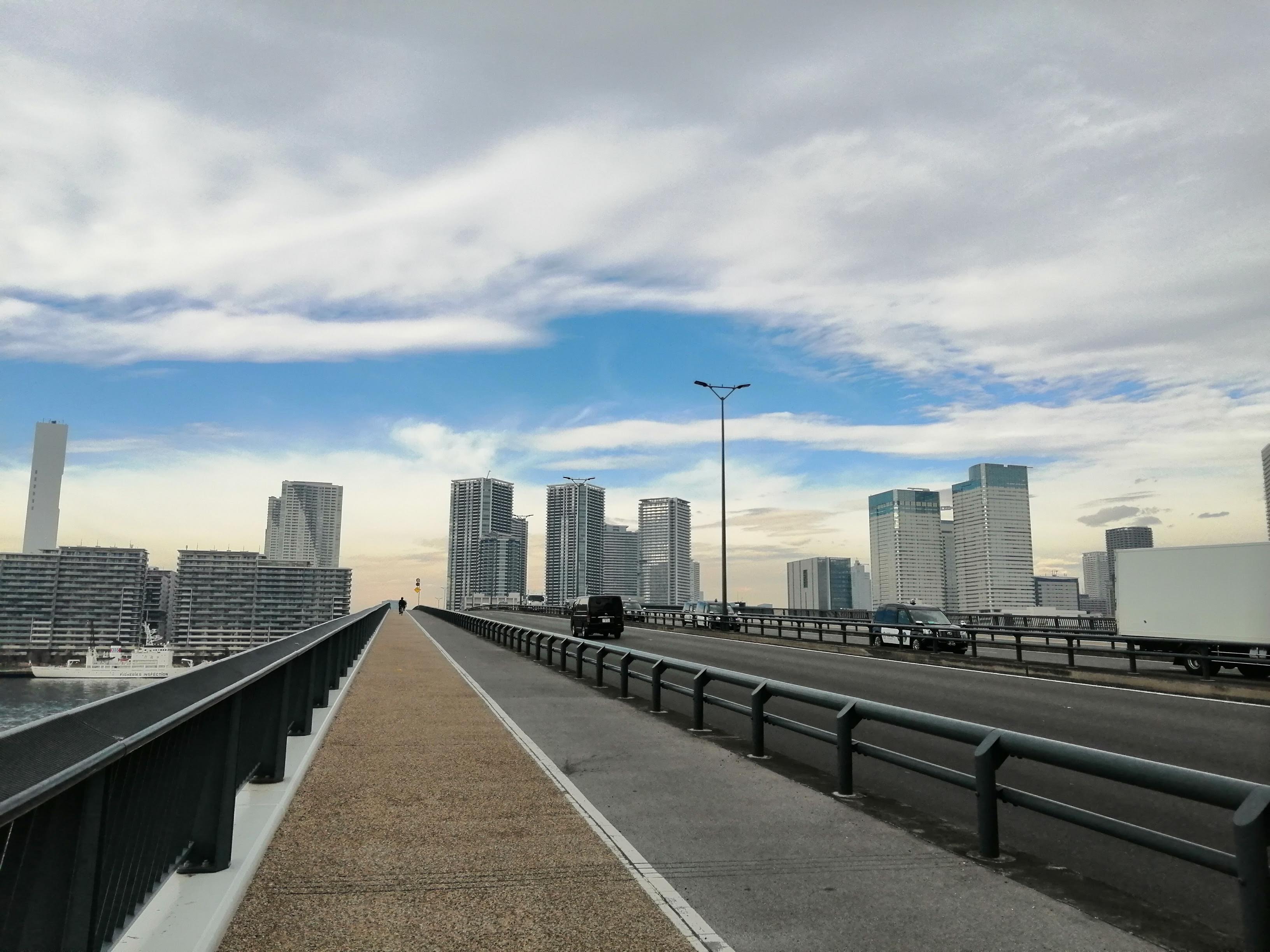 豊洲方面へ続く開放的な歩道