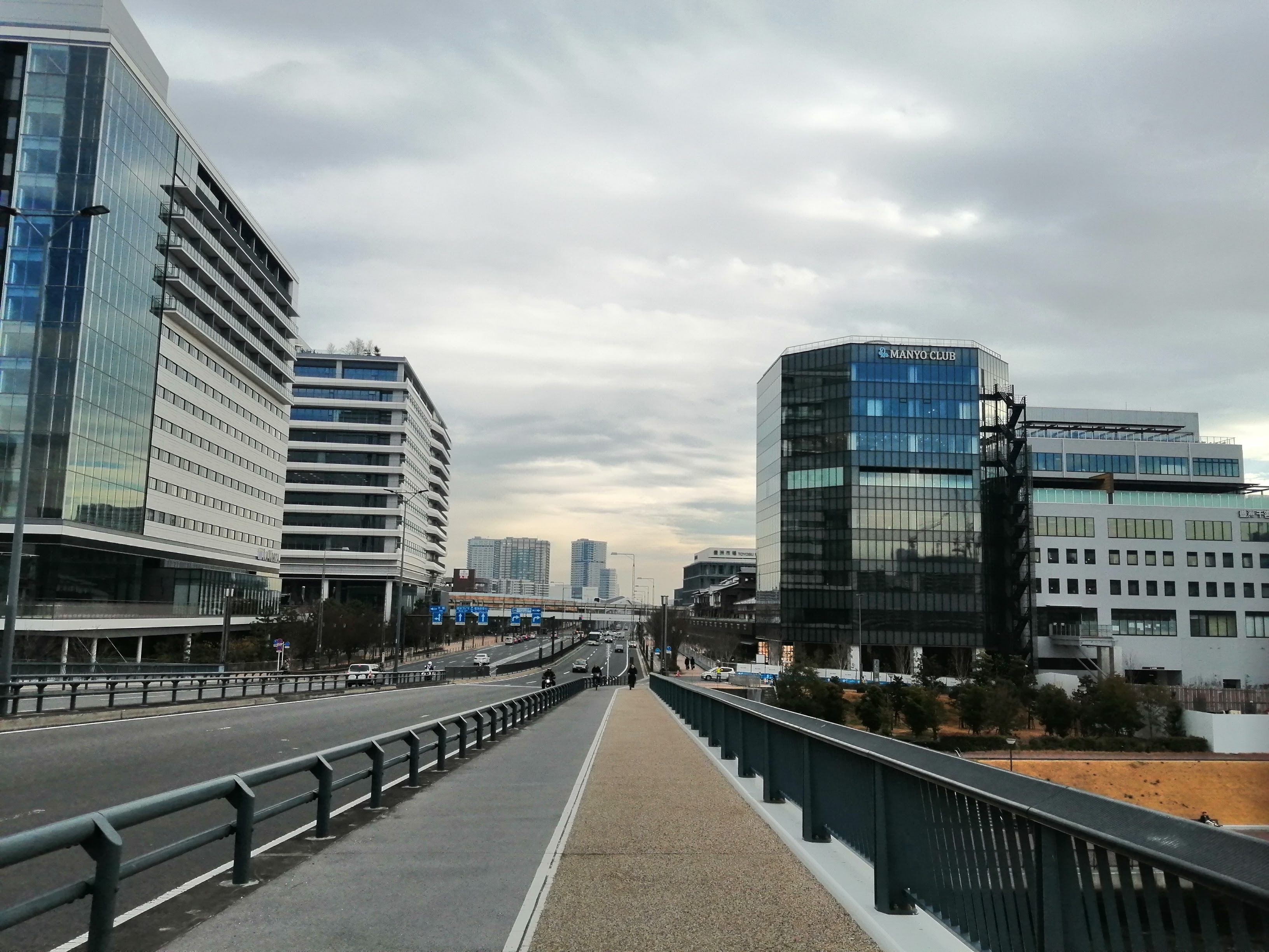 湾岸の高層ビルが立ち並ぶ遊歩道
