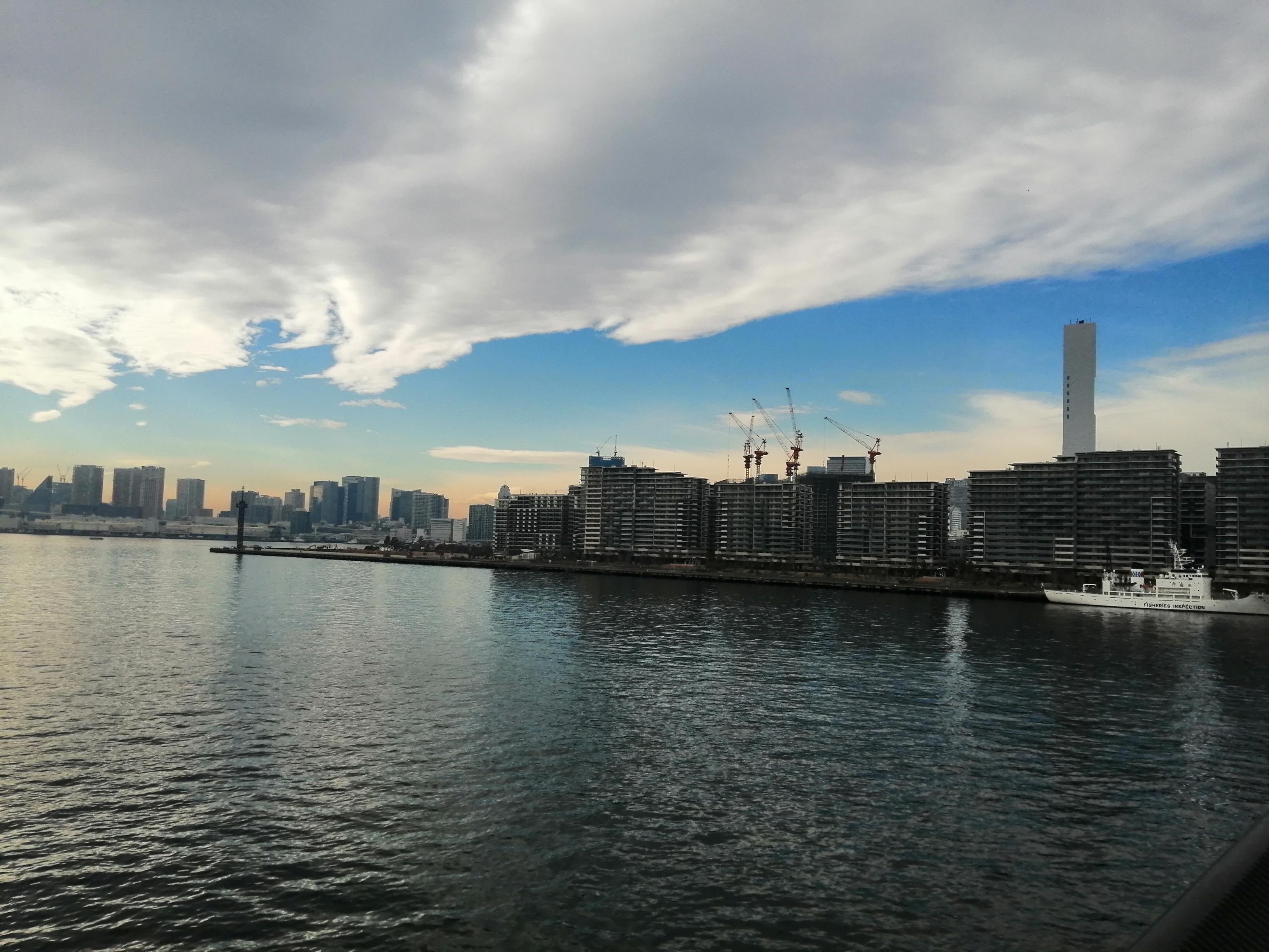 穏やかな水面に映る空模様