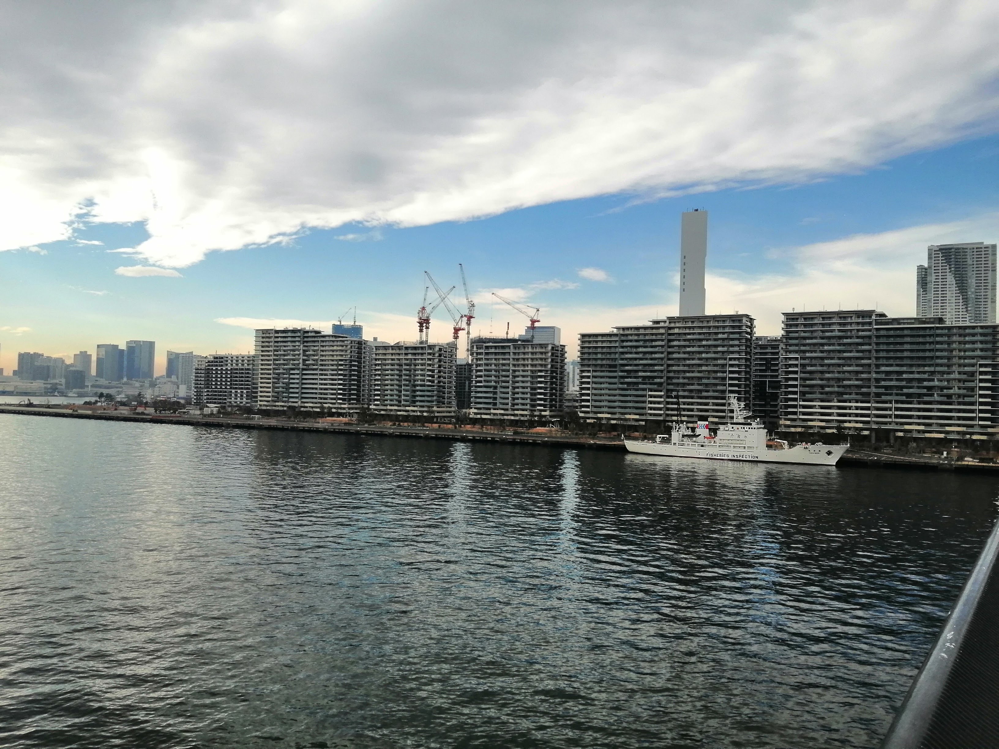 対岸のビル群を望む景観