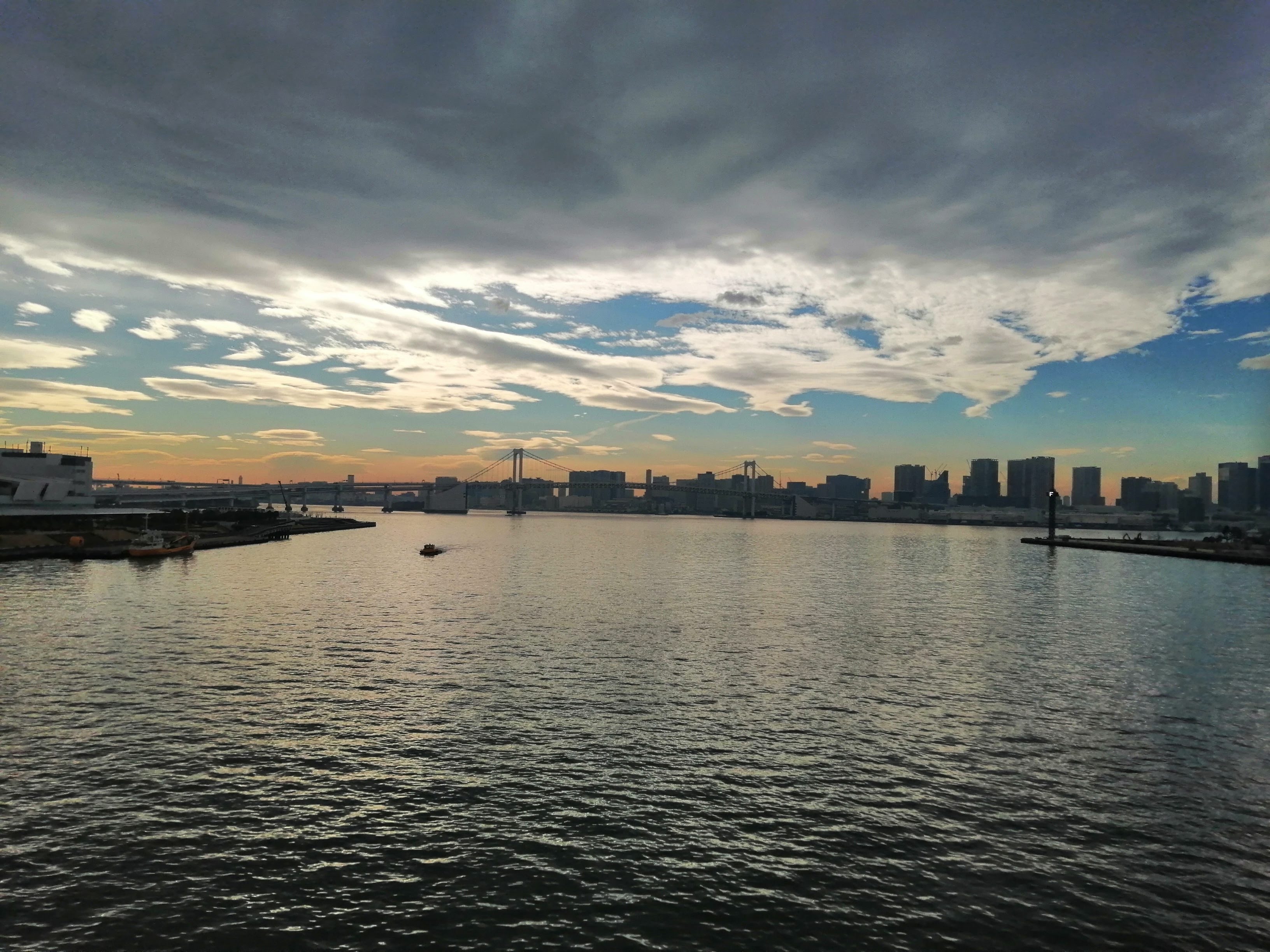 陰影のある空と都会的な水辺