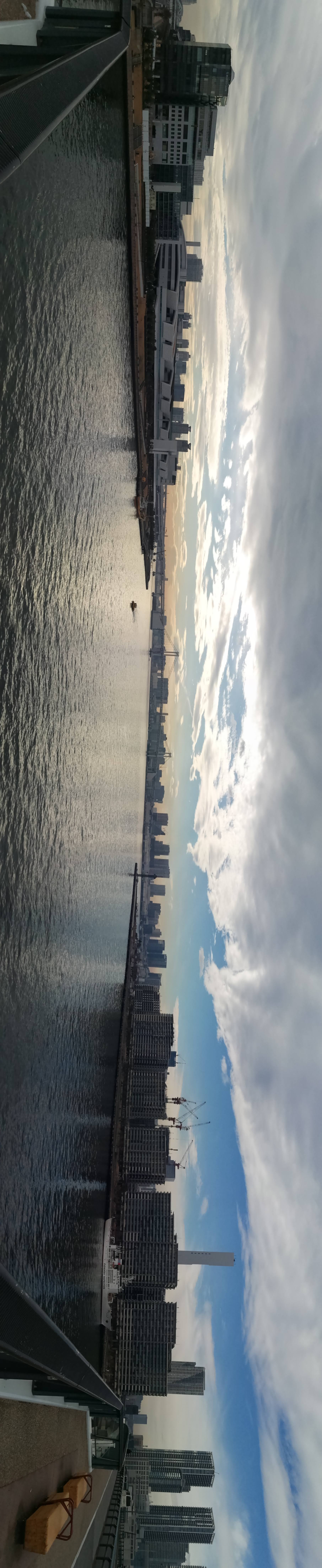 雲が広く広がる水辺風景