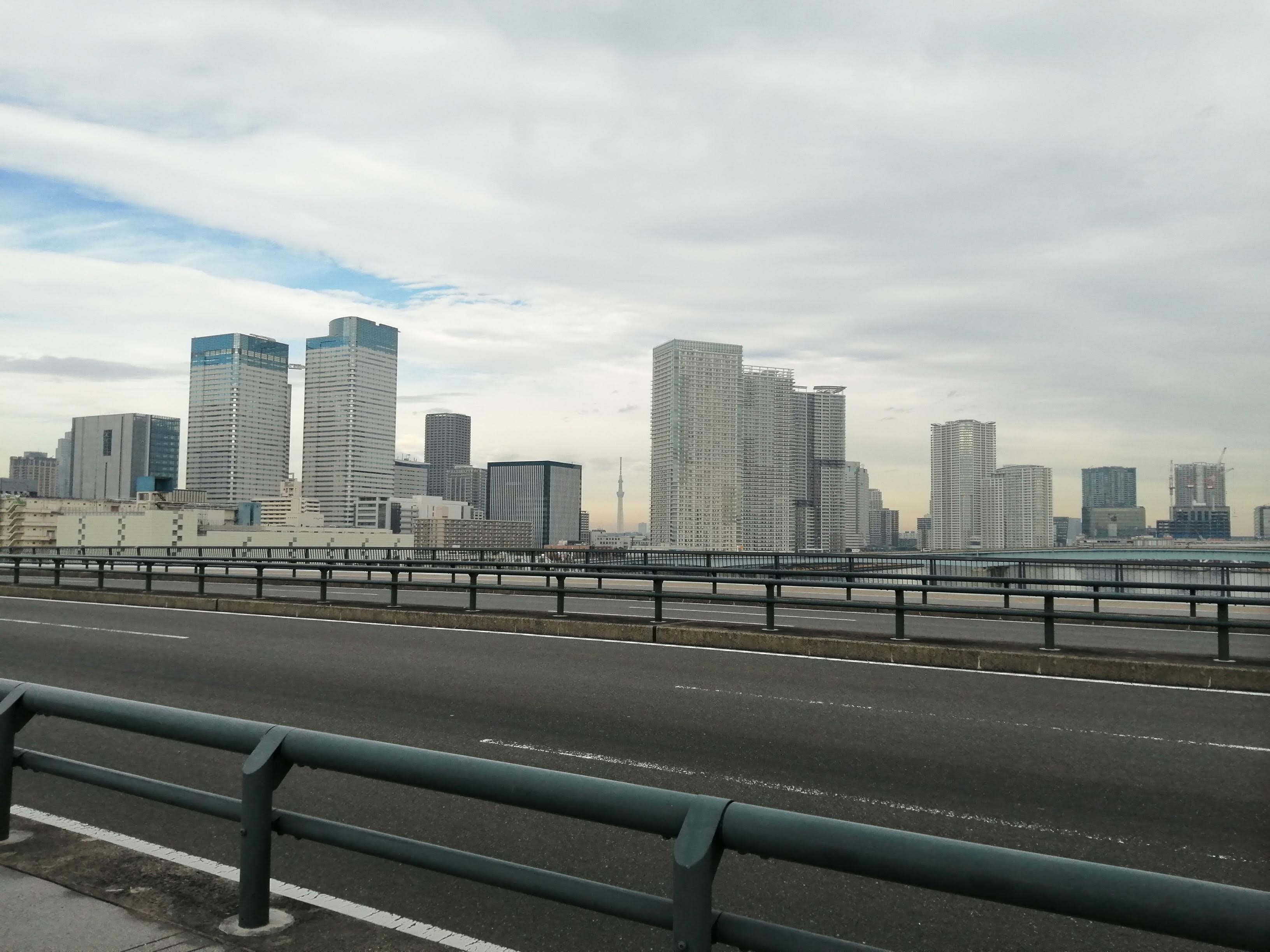 道路越しに見る都市景観