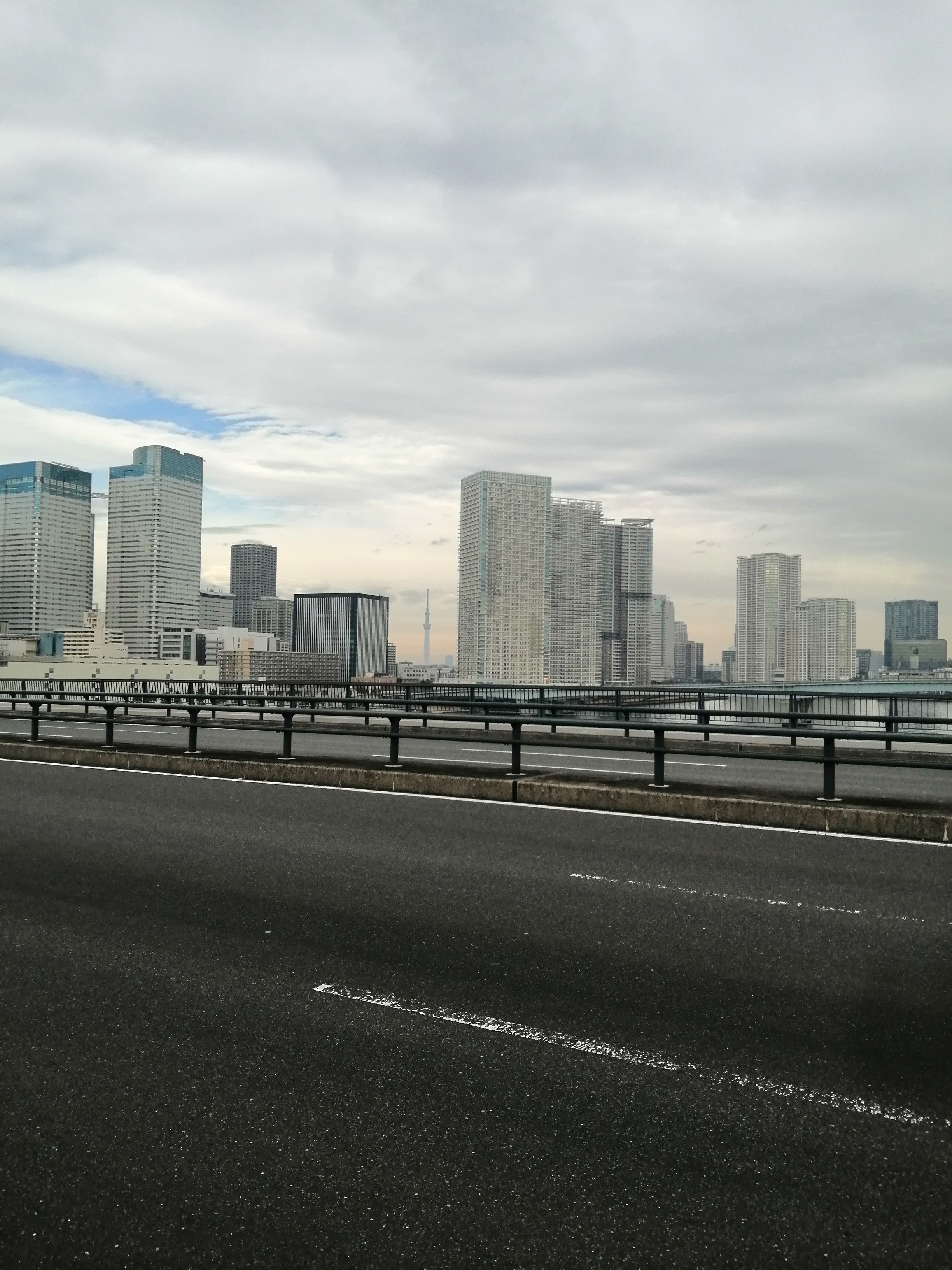 高架越しに広がるビル街