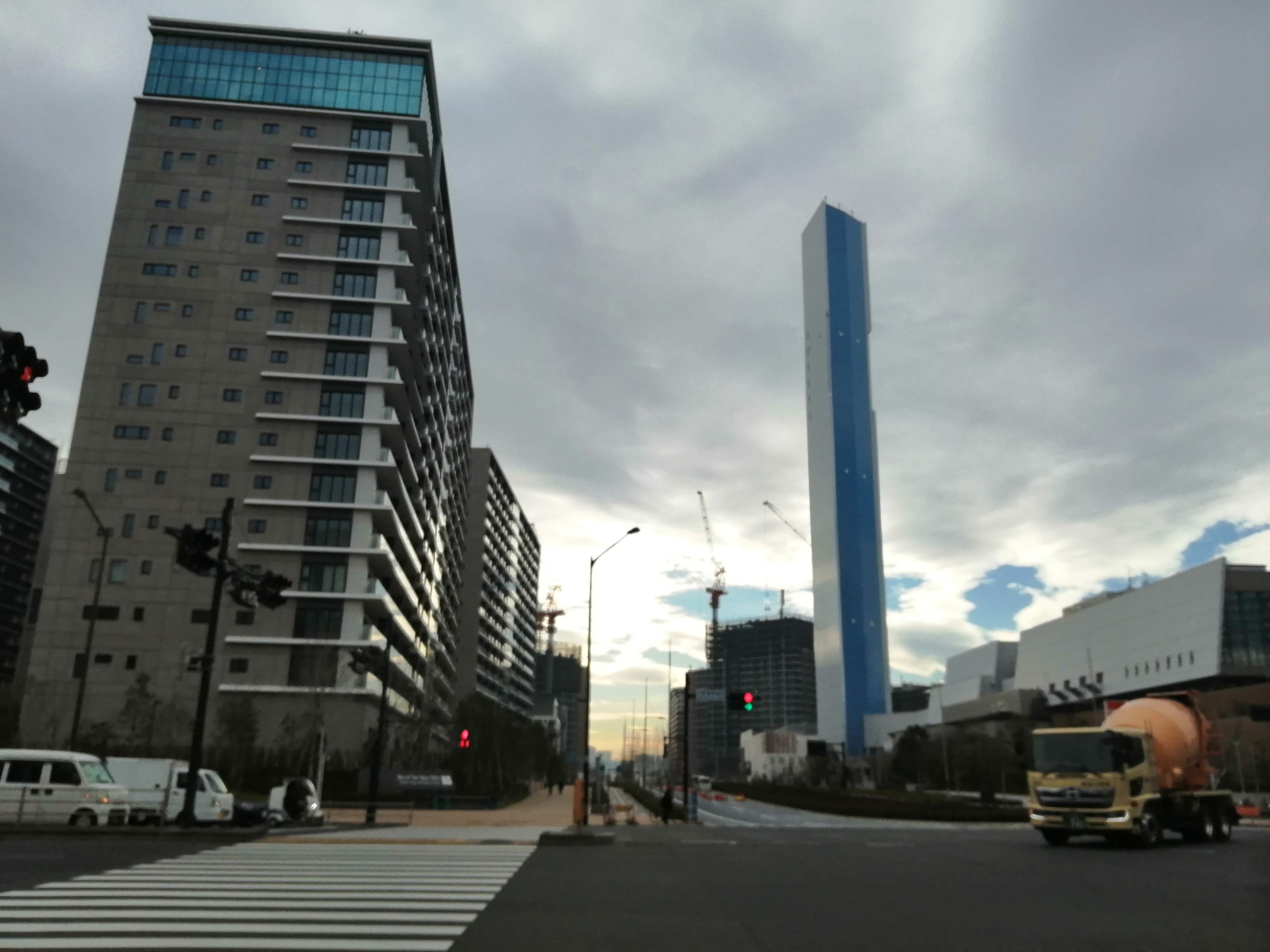 道路と高層ビルが並ぶ景観
