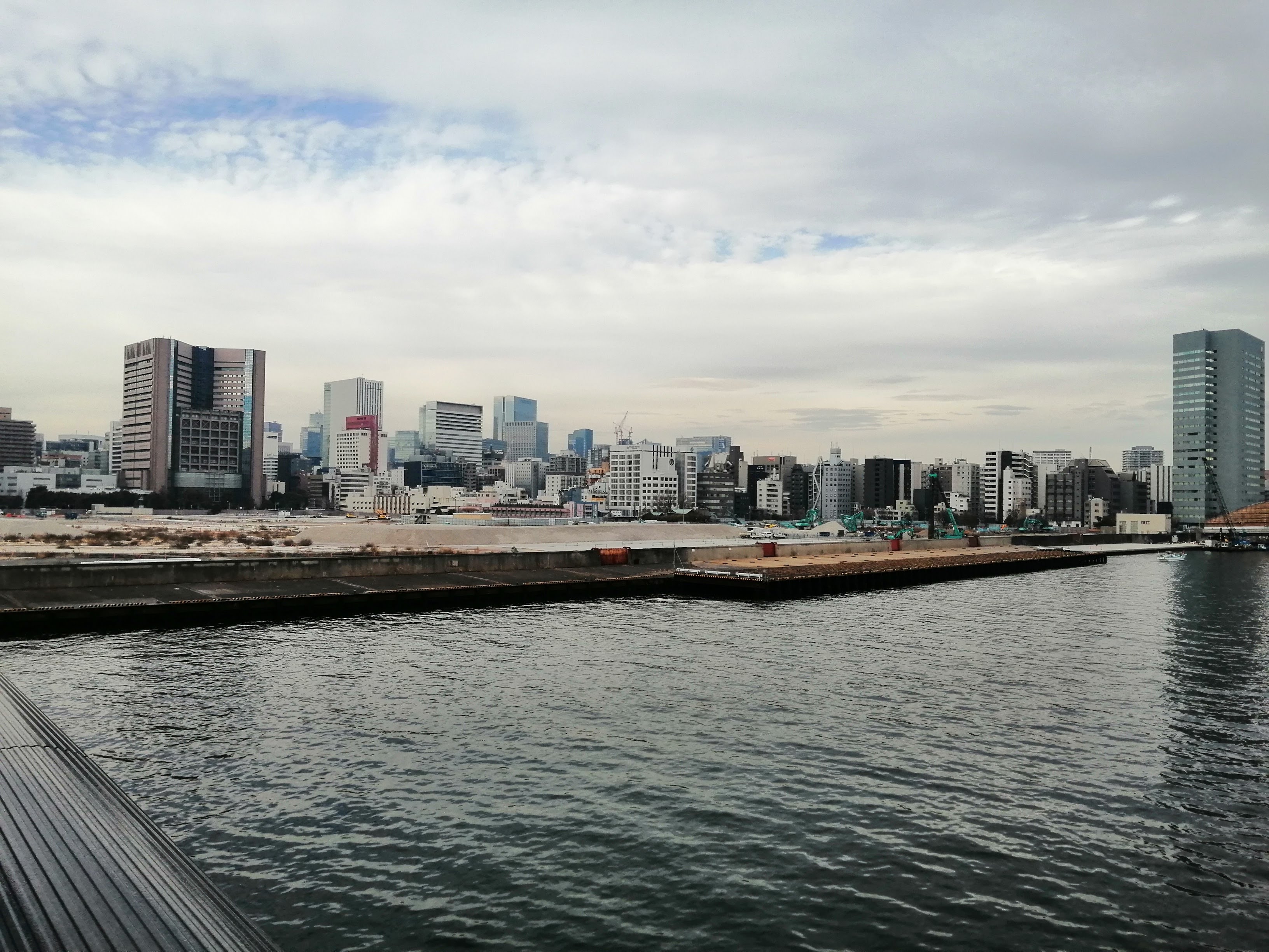 ビルが並ぶ落ち着いた水面