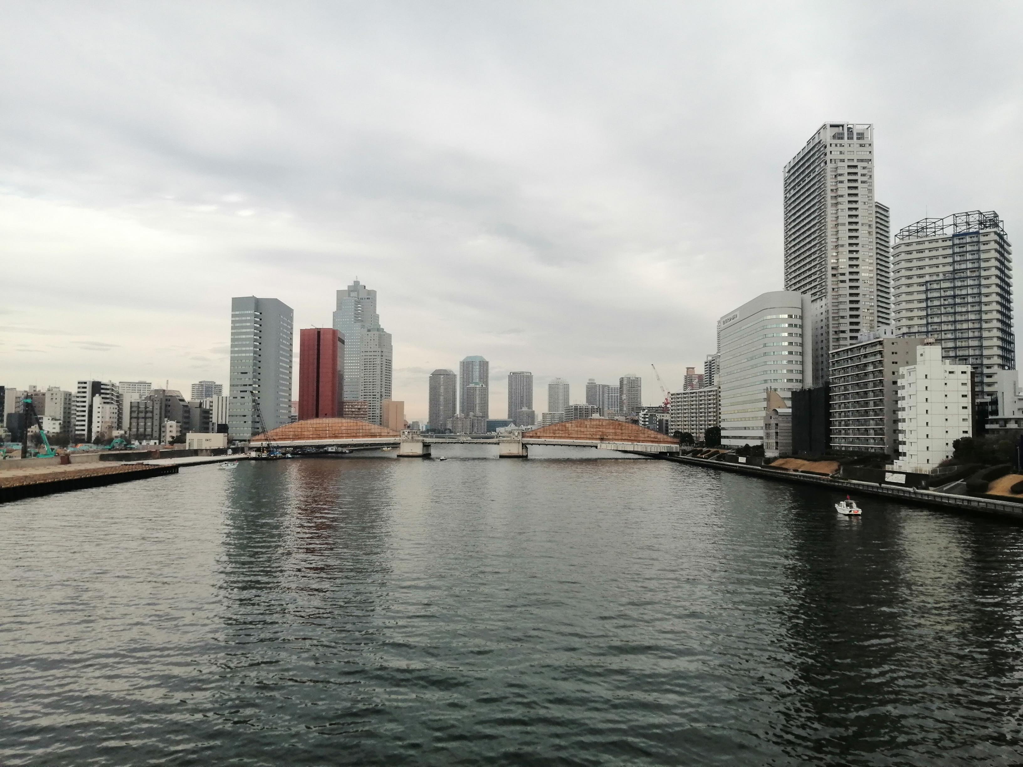晴海運河と高層ビル群