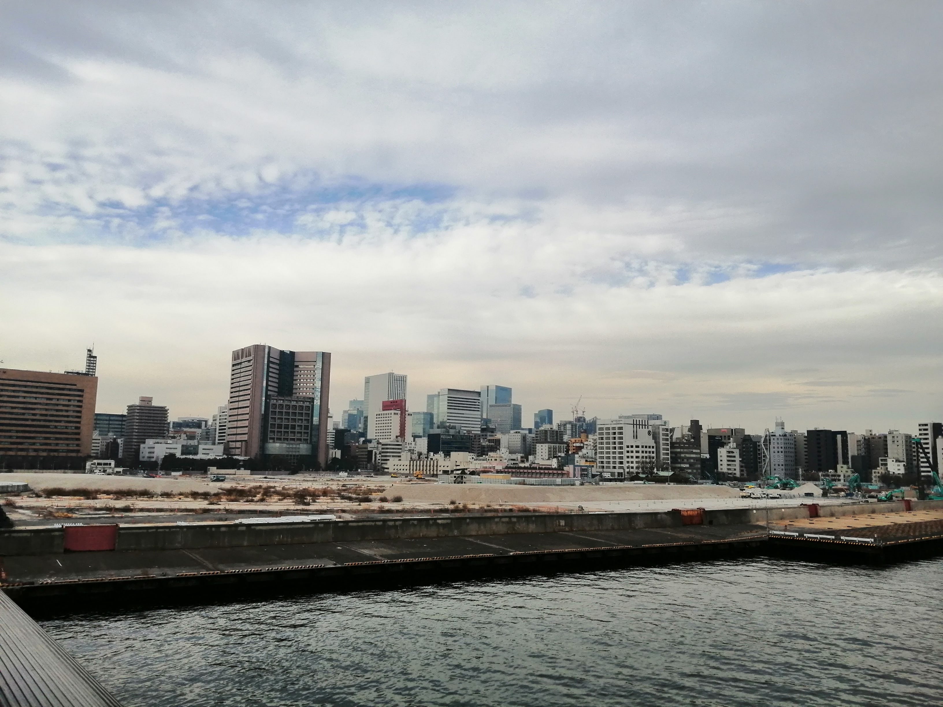 川沿いに広がるビル街