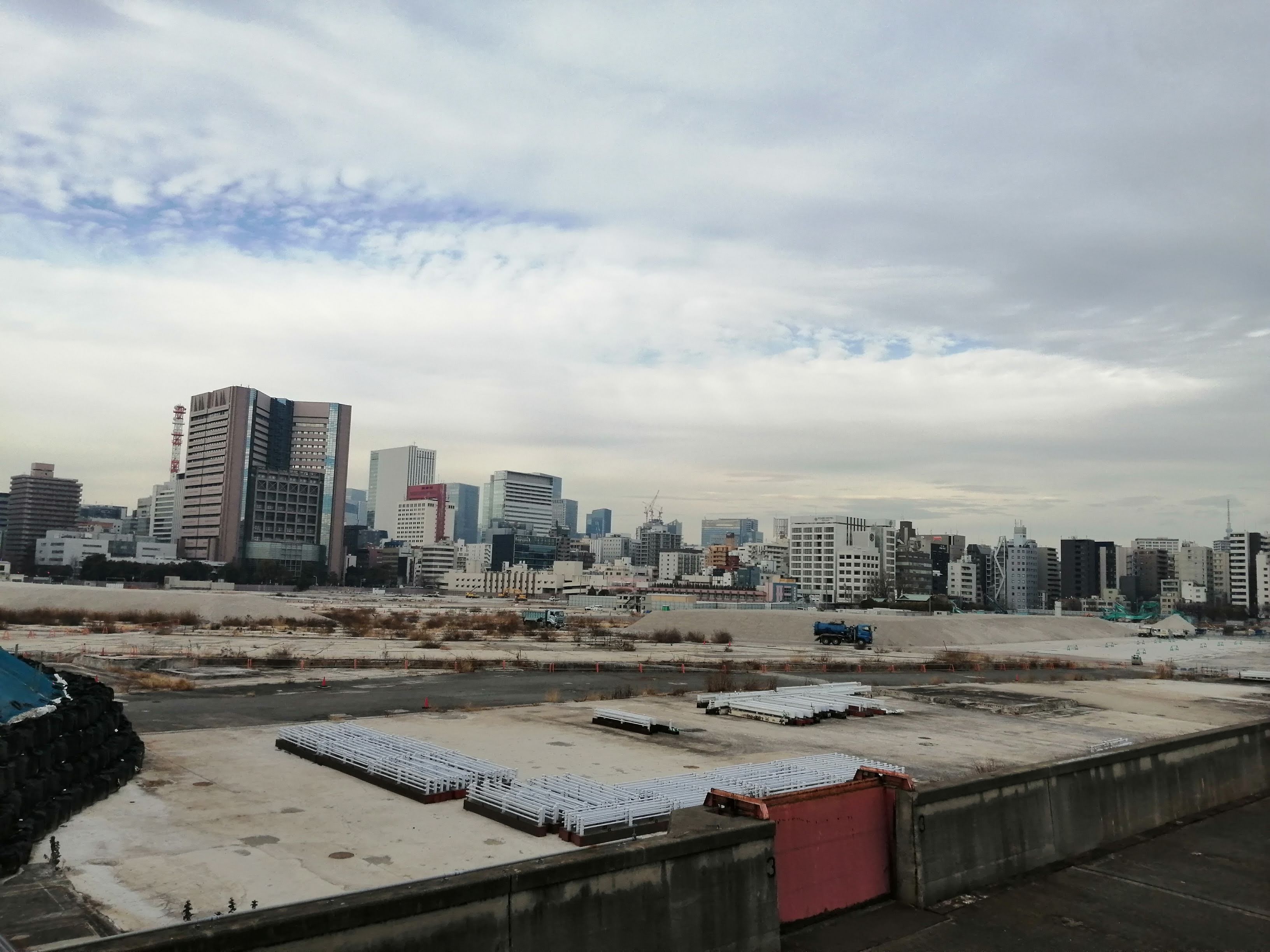 都市の奥行きを感じる湾岸風景