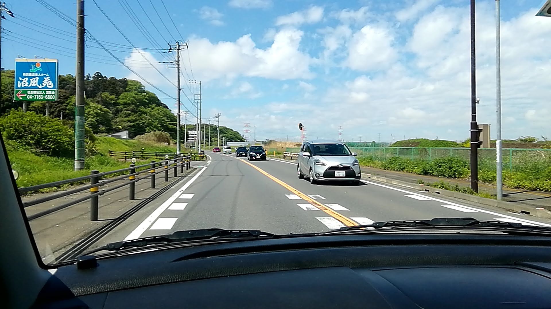 広い空と道路が印象的な風景