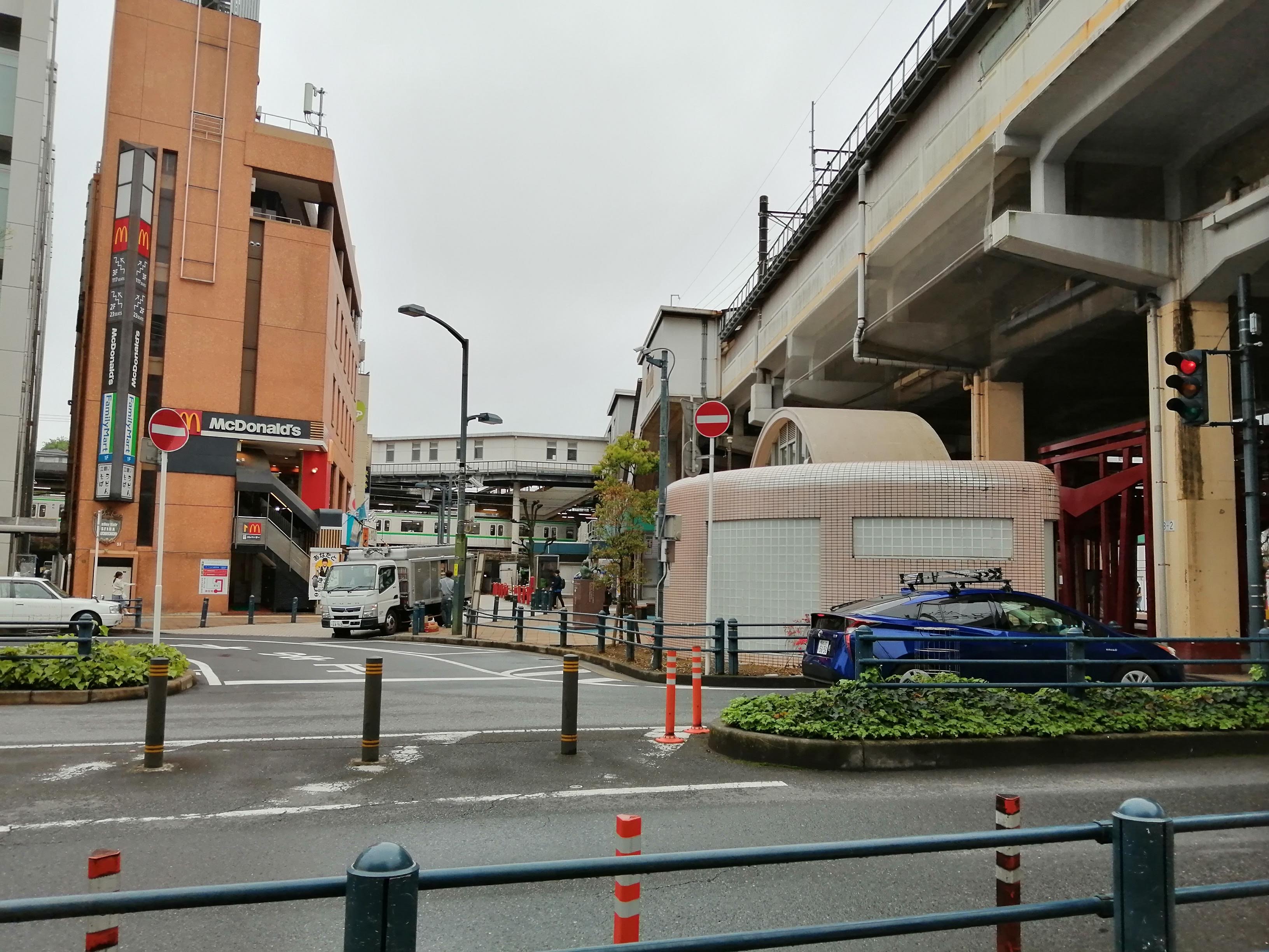 高架下の施設と街並み