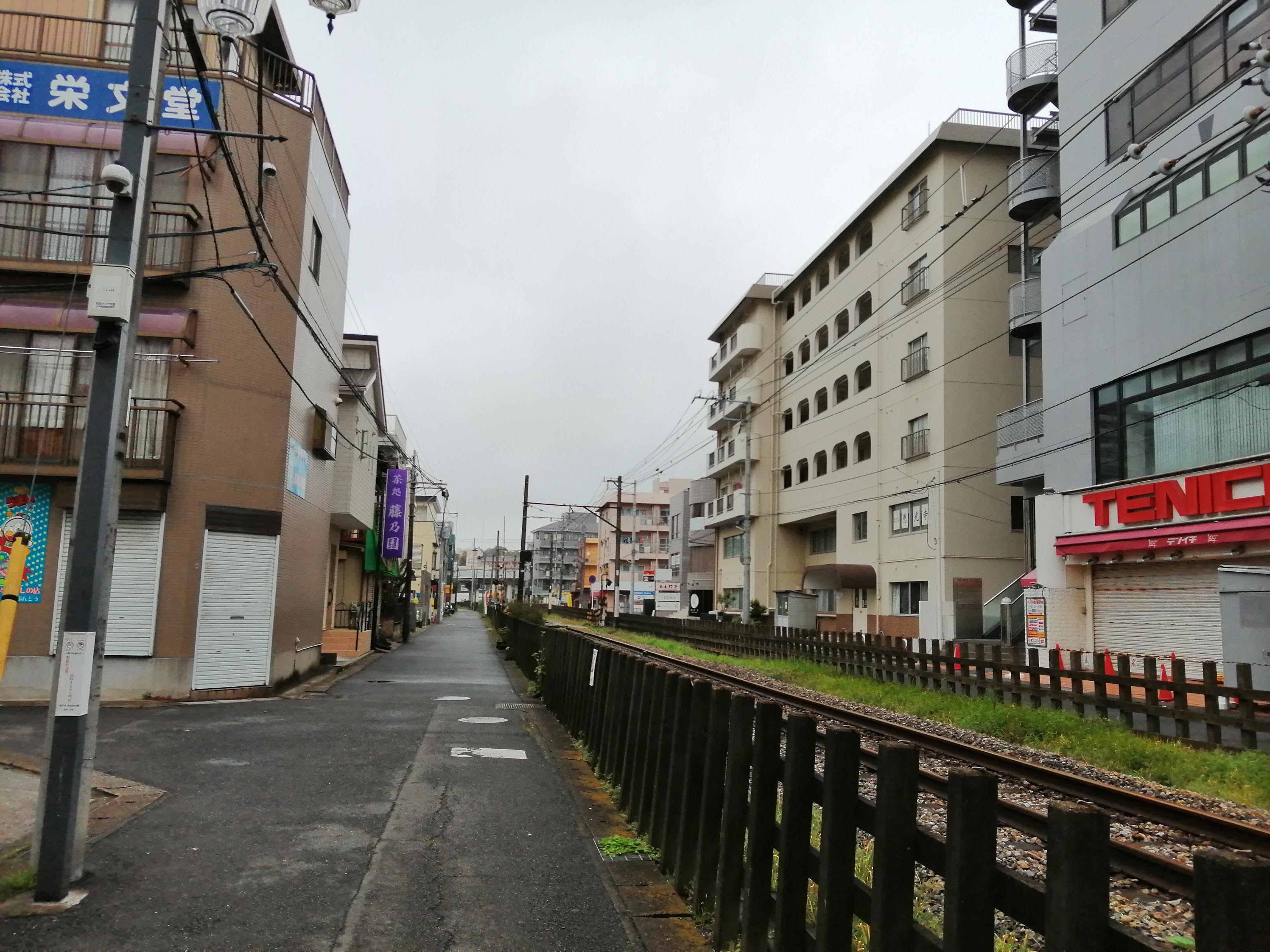 住宅街を走るローカル鉄道