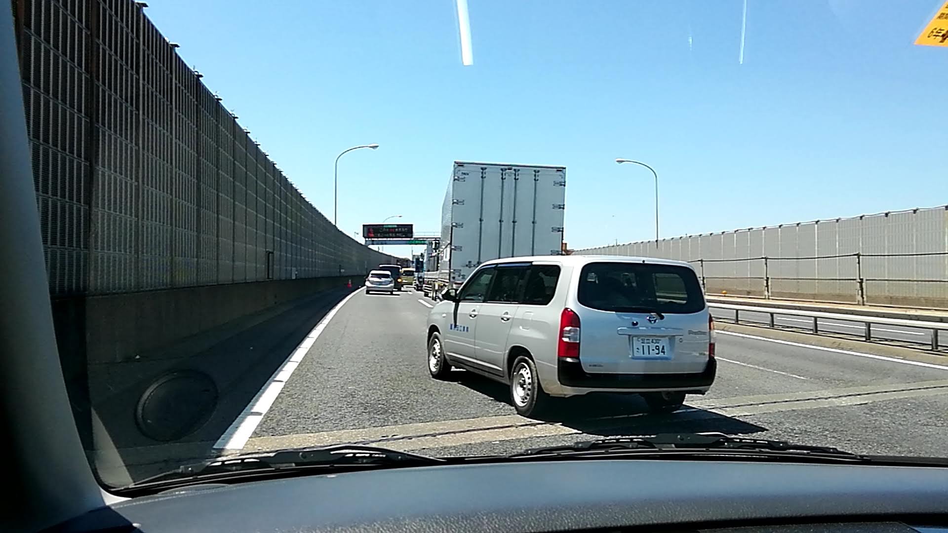 前方車が急停止する場面