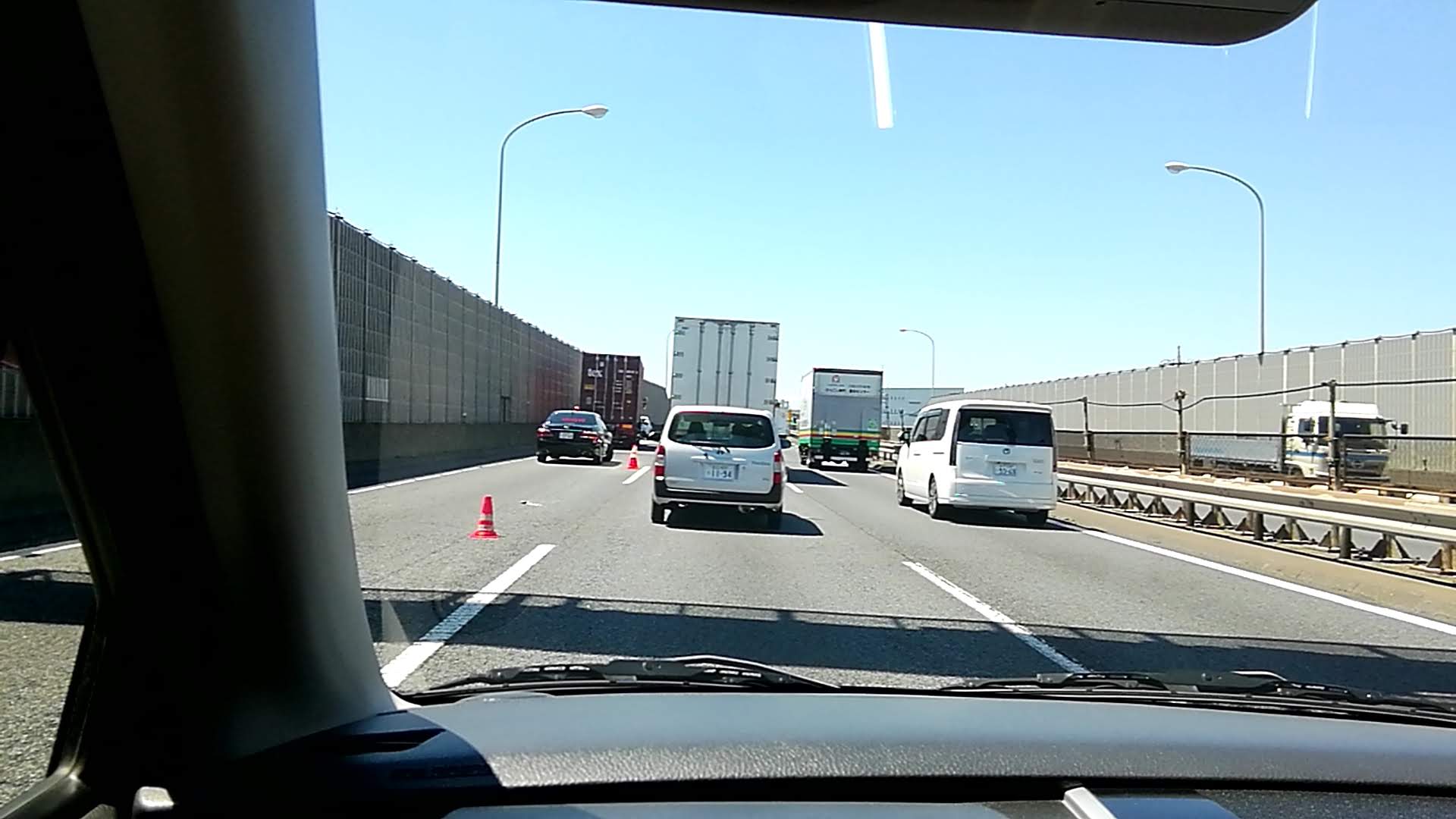 前方で停止車両が発生