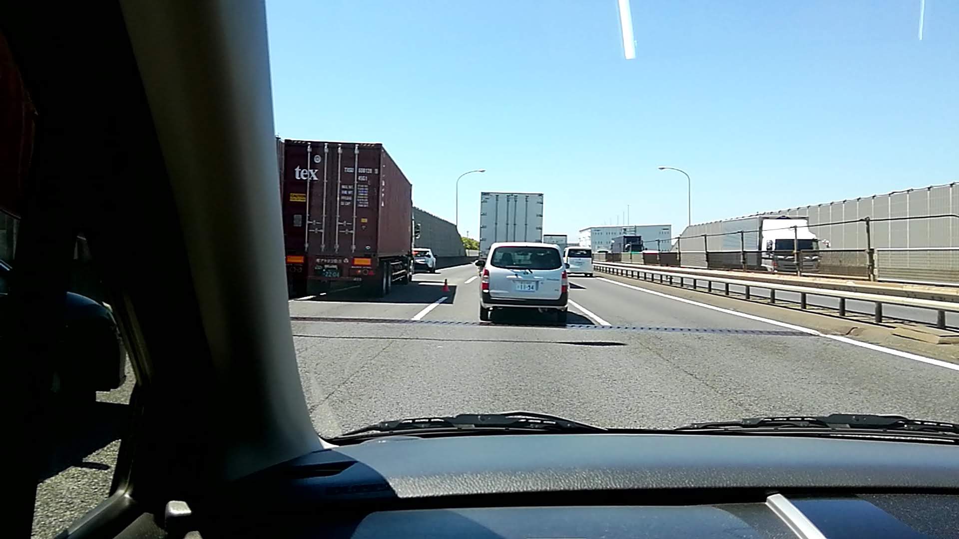 後方損傷が確認できる車両