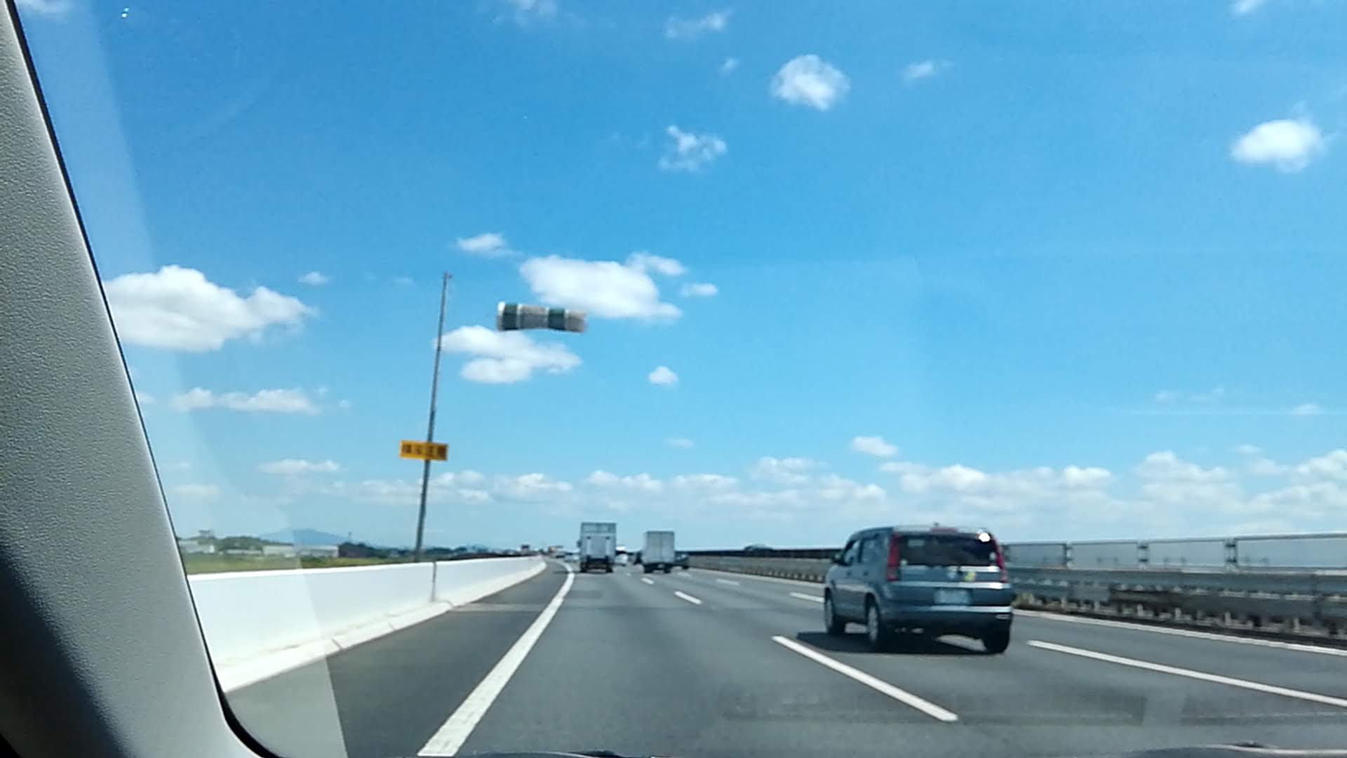 高速道の吹き流し(強風でハンドルを取られないように注意が必要)