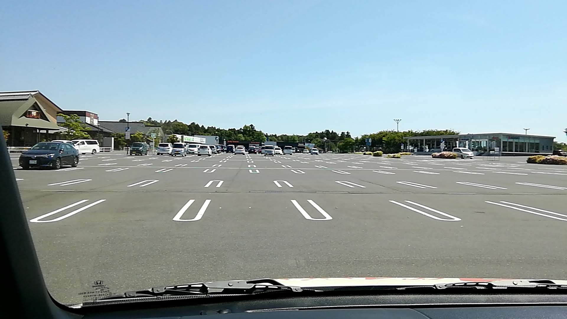 車線が多い見通しの良い道路